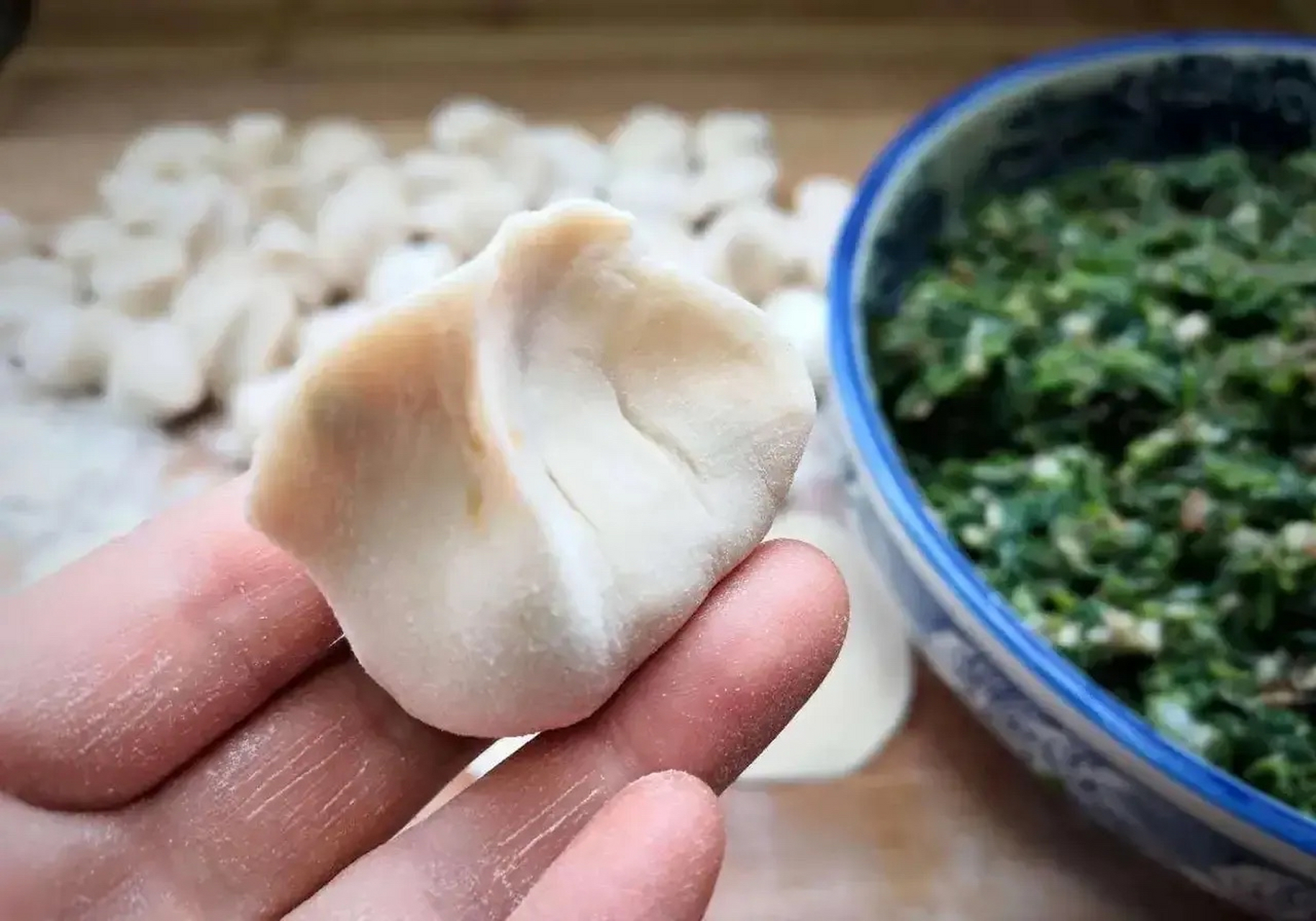没想到拆开一看,这俄罗斯面粉居然是微黄色的,不像我们常见的那种纯白