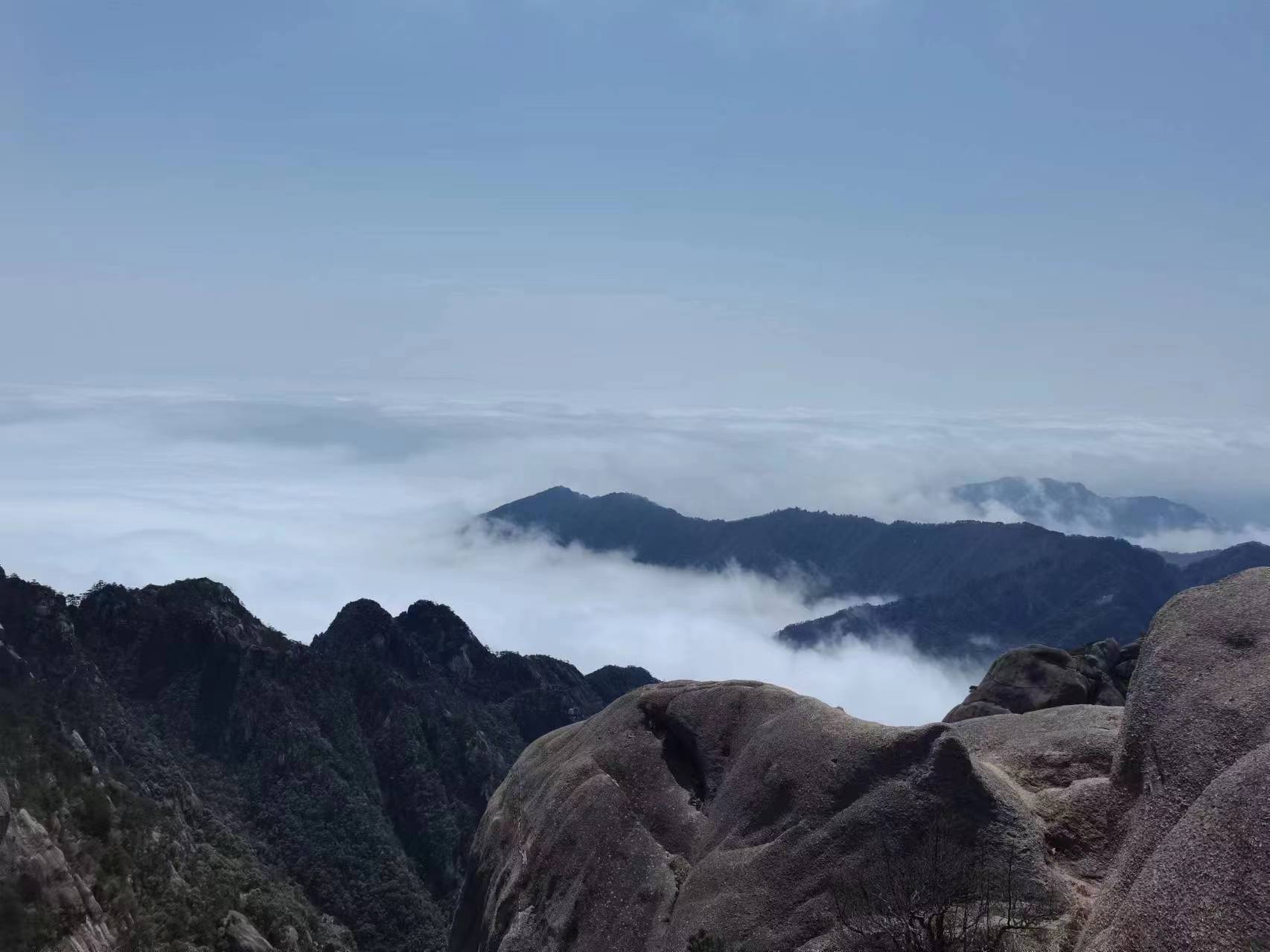 安徽黃山值得大家去看看,山下陰天,山上雲海.美不勝收啊.