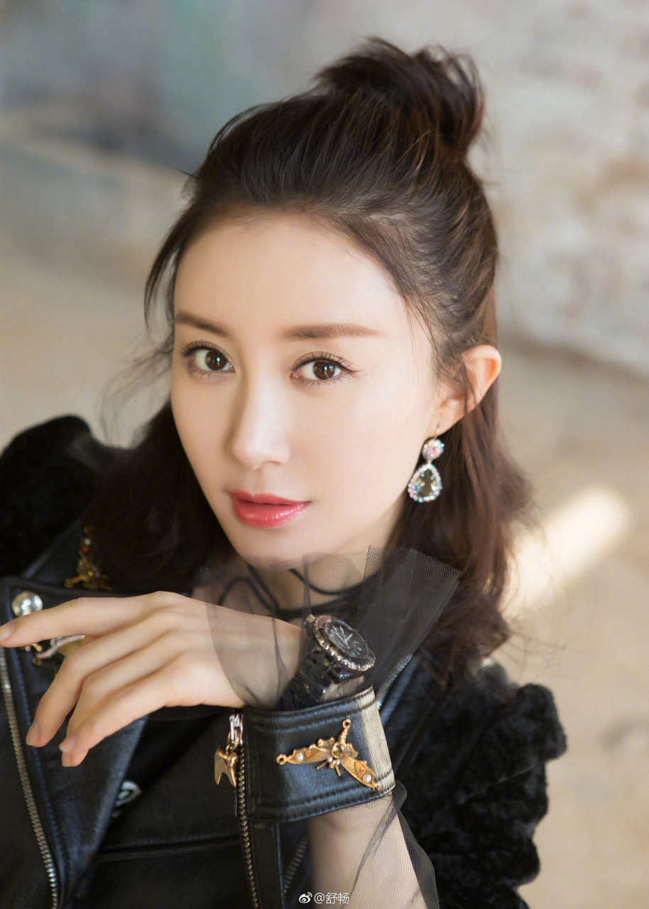 总感觉舒畅本可以比现在火,她有点生不逢时,她的作品输出太早了,本人