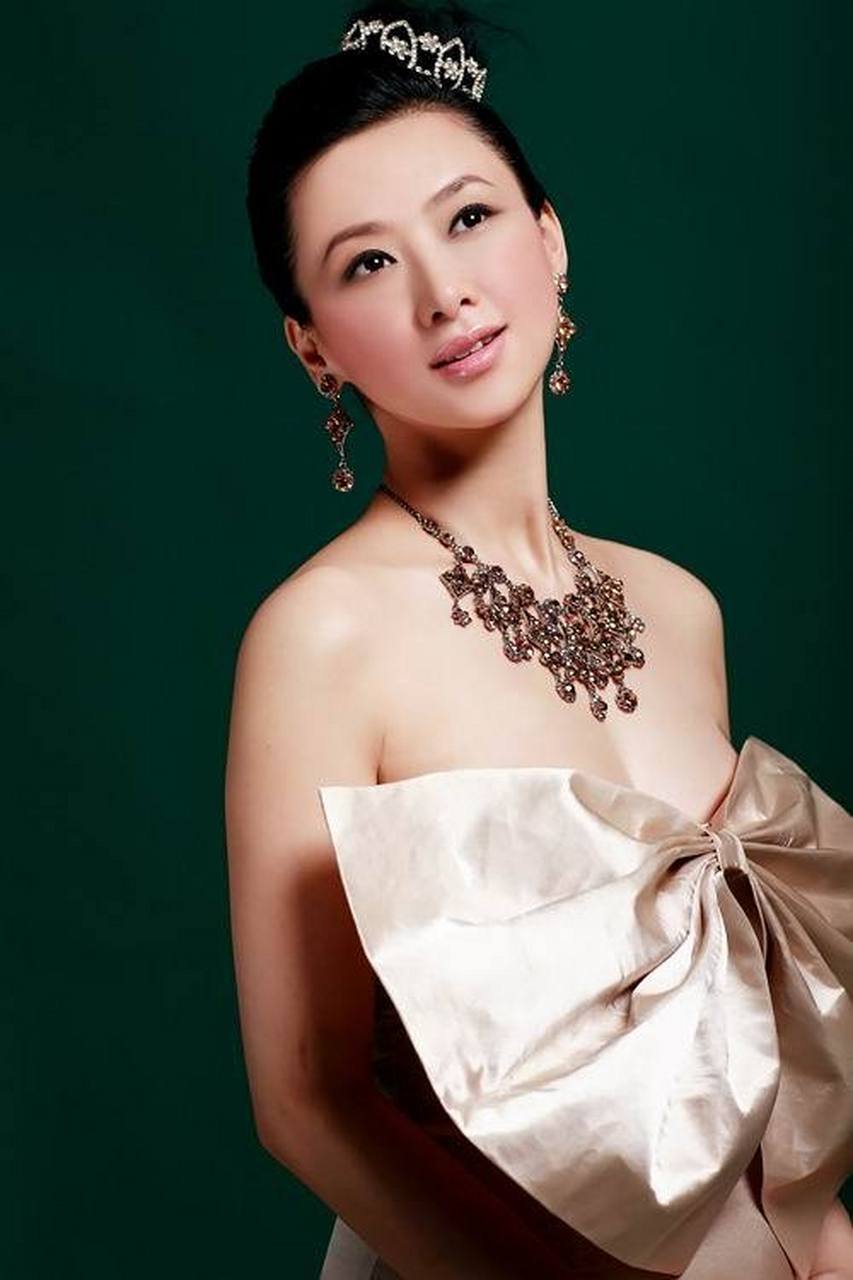 翁虹:"亚洲小姐"选美冠军