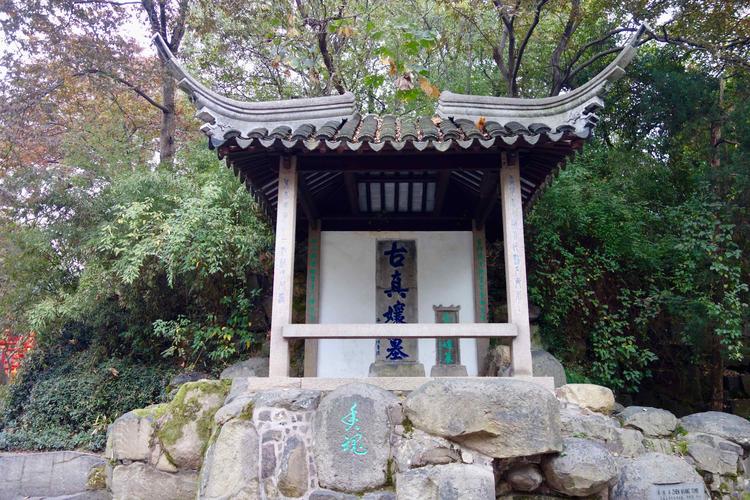 虎丘名胜古迹之古真娘墓,真娘与杭州另一名妓齐名,被誉为香魂