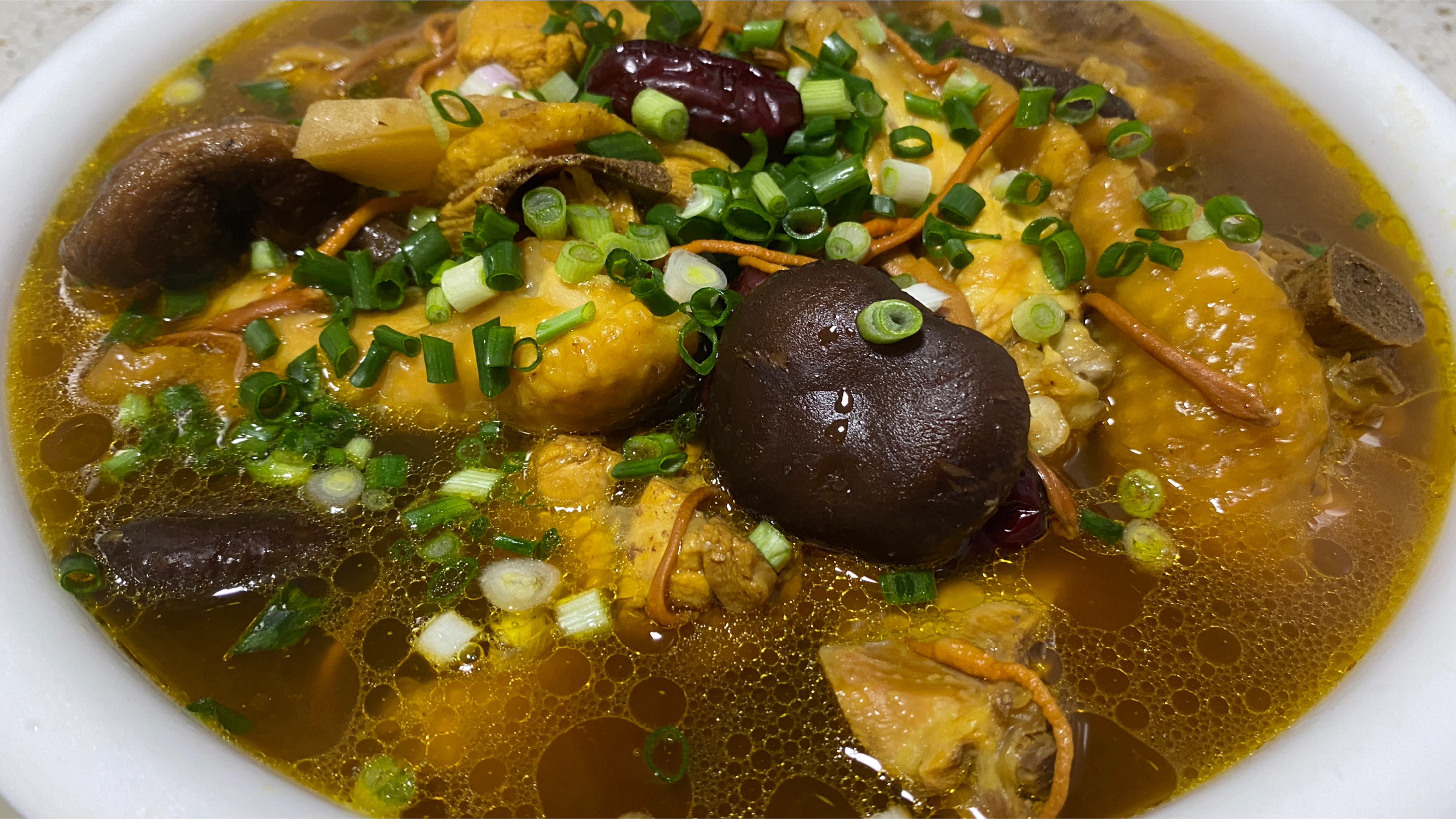 地道农家菜“菌菇炖三黄鸡”,汤鲜肉嫩,汤汁配面吃安逸