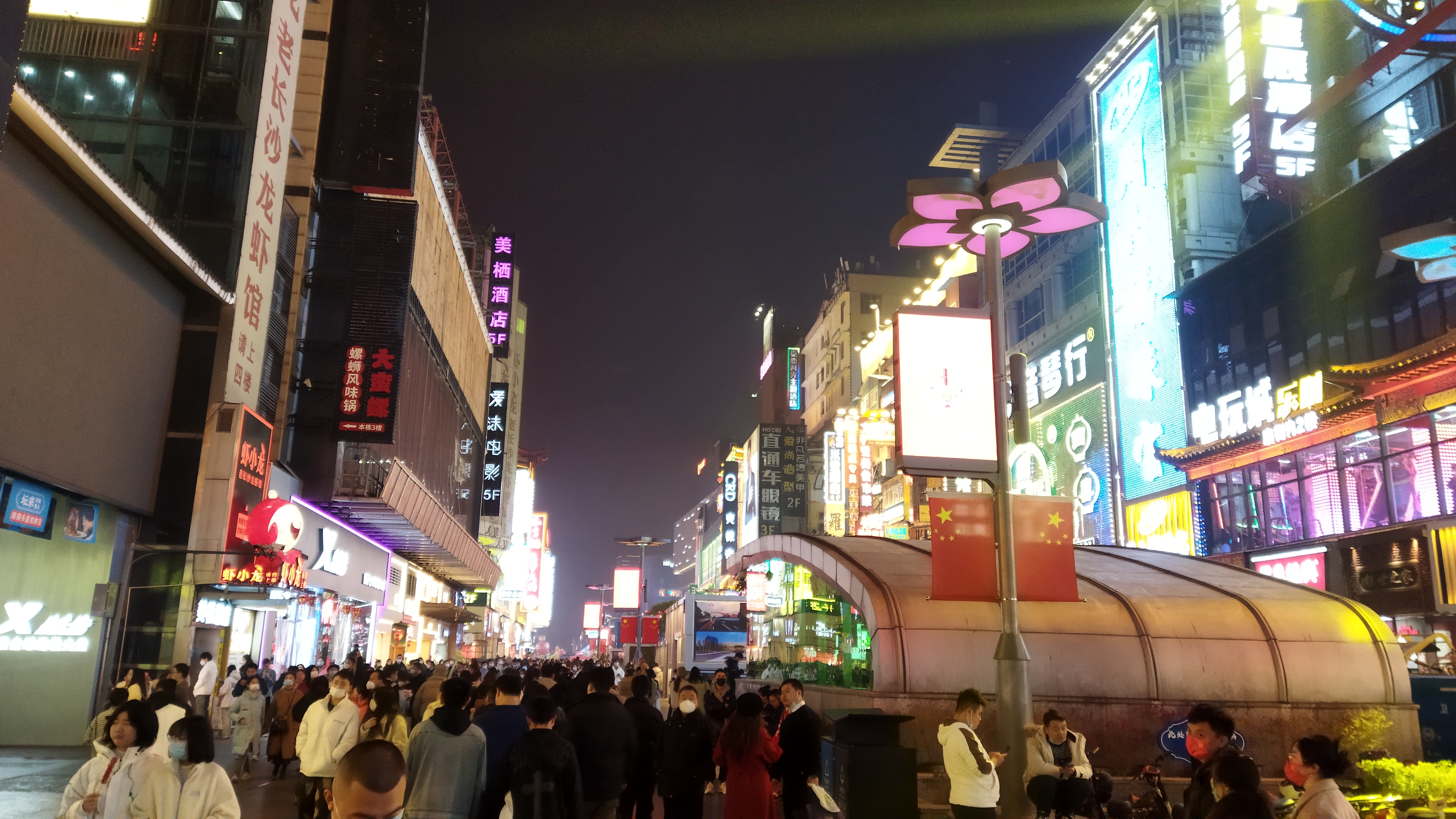 的朋友好多年没有见,他一定要到火车站去接我,原本计划直接回酒店休息