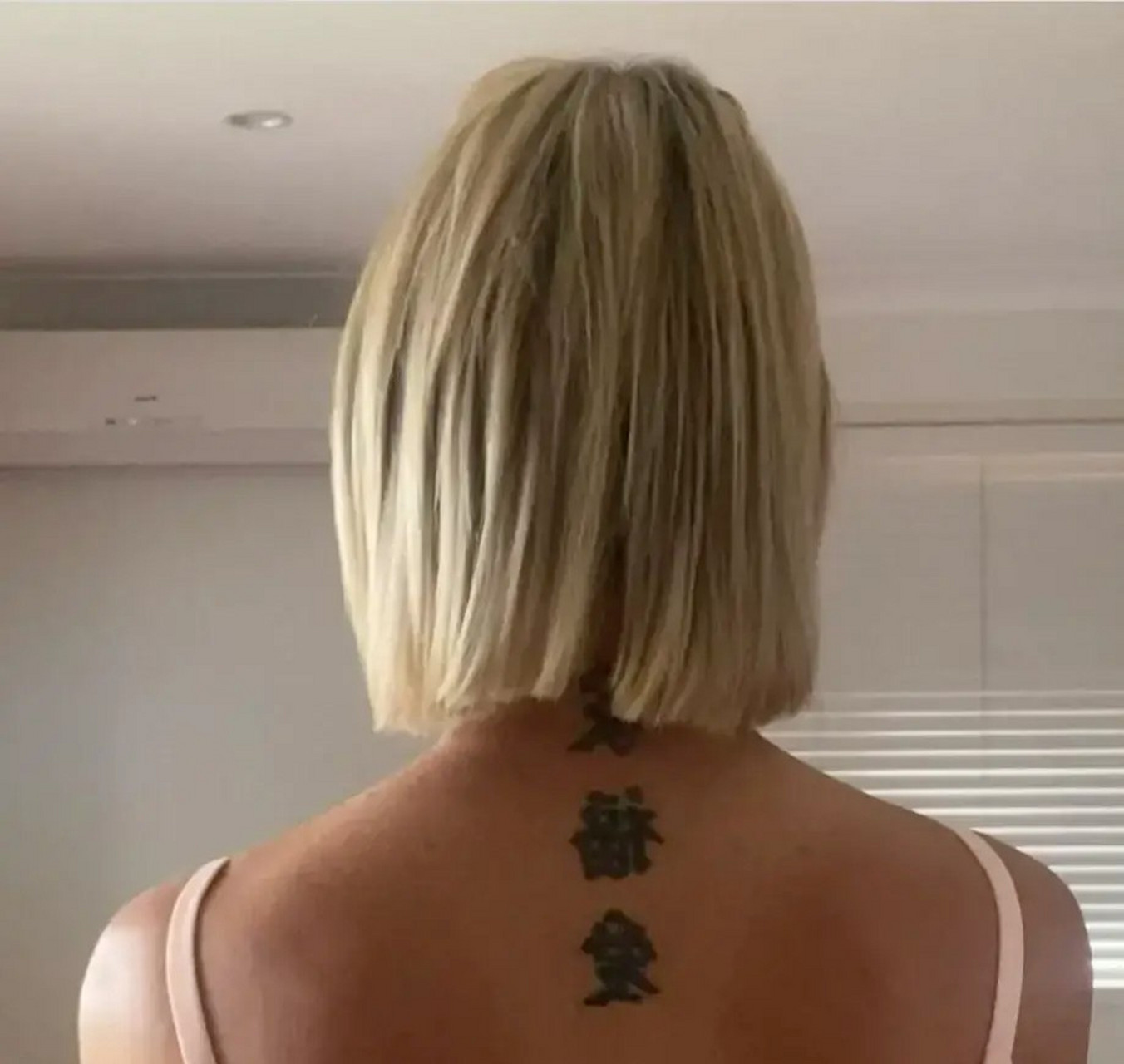 一位美国女子,穿着一件暴露后颈纹身的衣服被拒绝进入美国一家著名