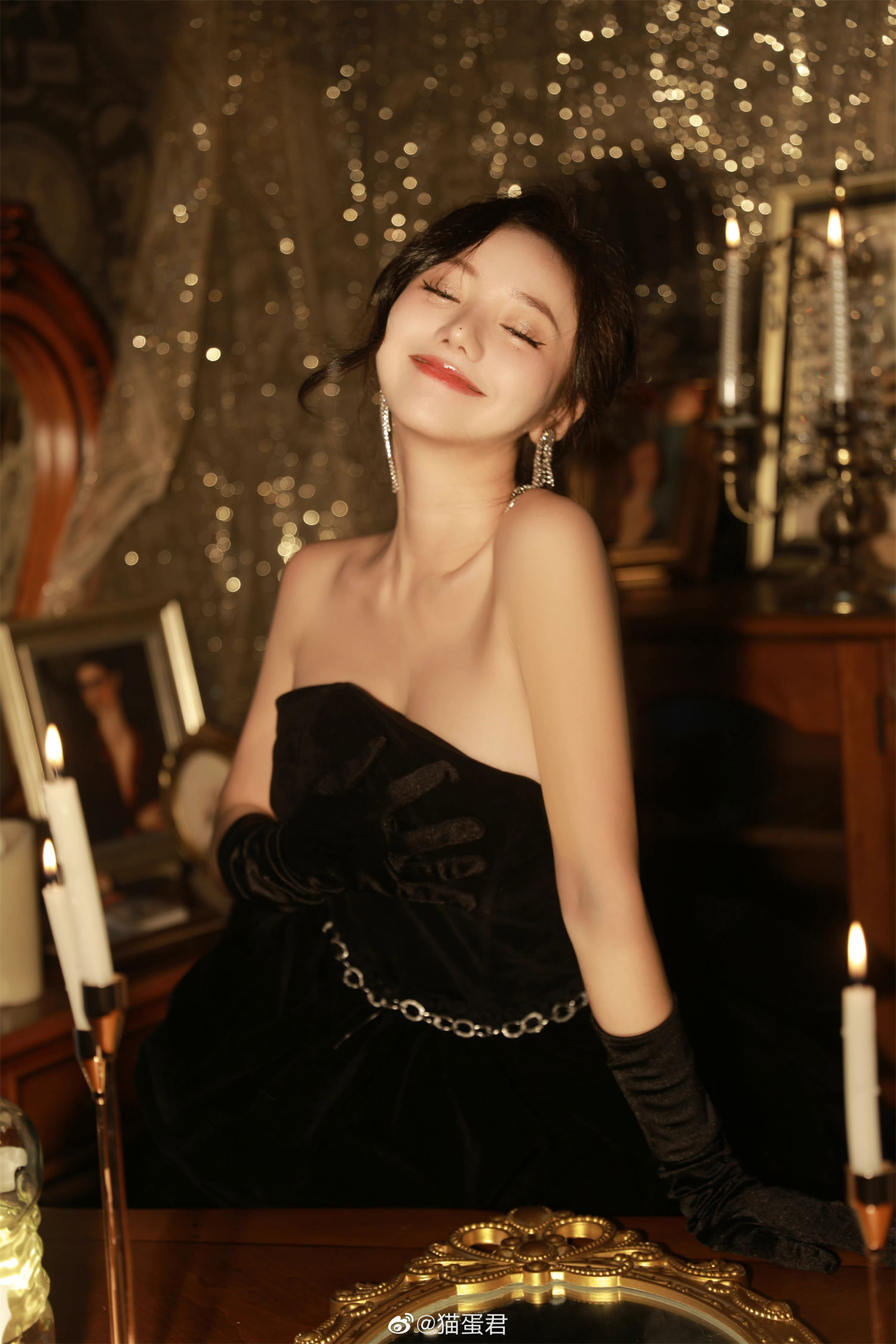 洛丽塔大哥微博秒删图，蜡烛摇曳下的侧脸楚楚动人