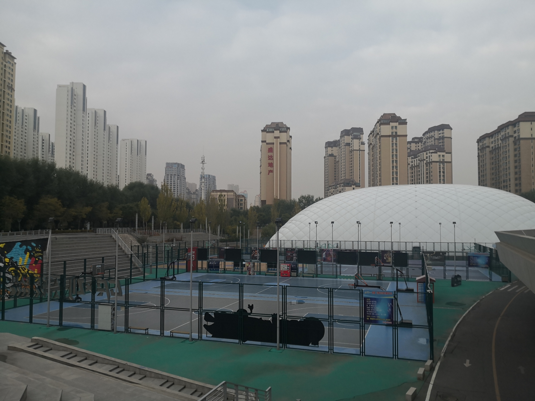 青海体育中心印象 地处西宁城西的青海体育中心修建的磅礴大气,设施