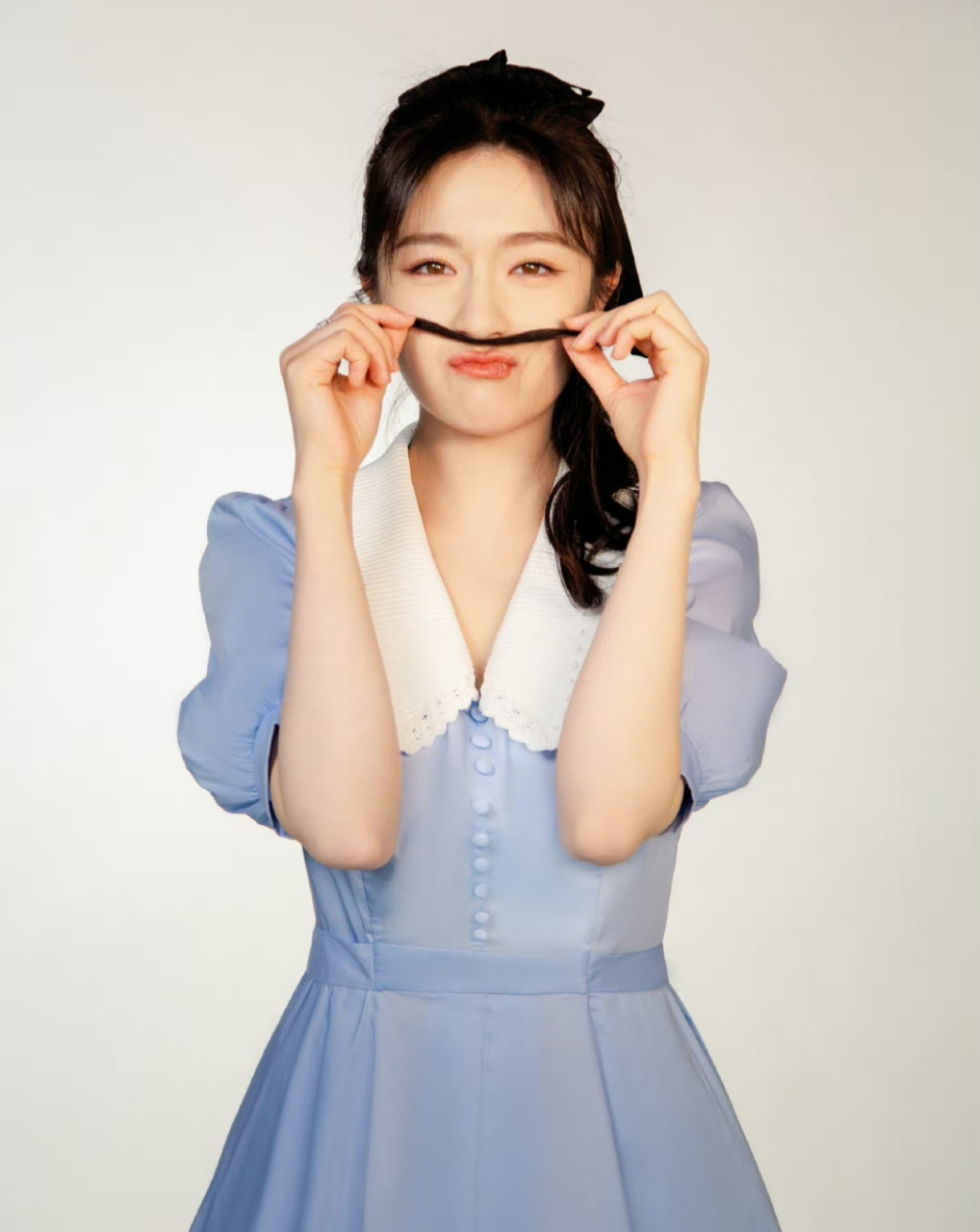 李兰迪梳高马尾拍摄宣传片,一袭蓝色泡泡袖公主裙散发阳光青春感,科班