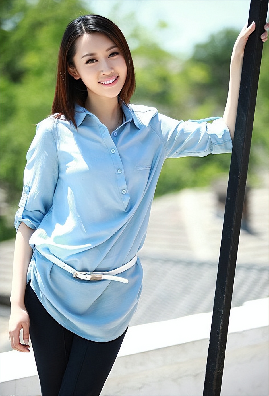 新闻联播首位90后主播生活照曝光,大气柔美,酷似刘亦菲