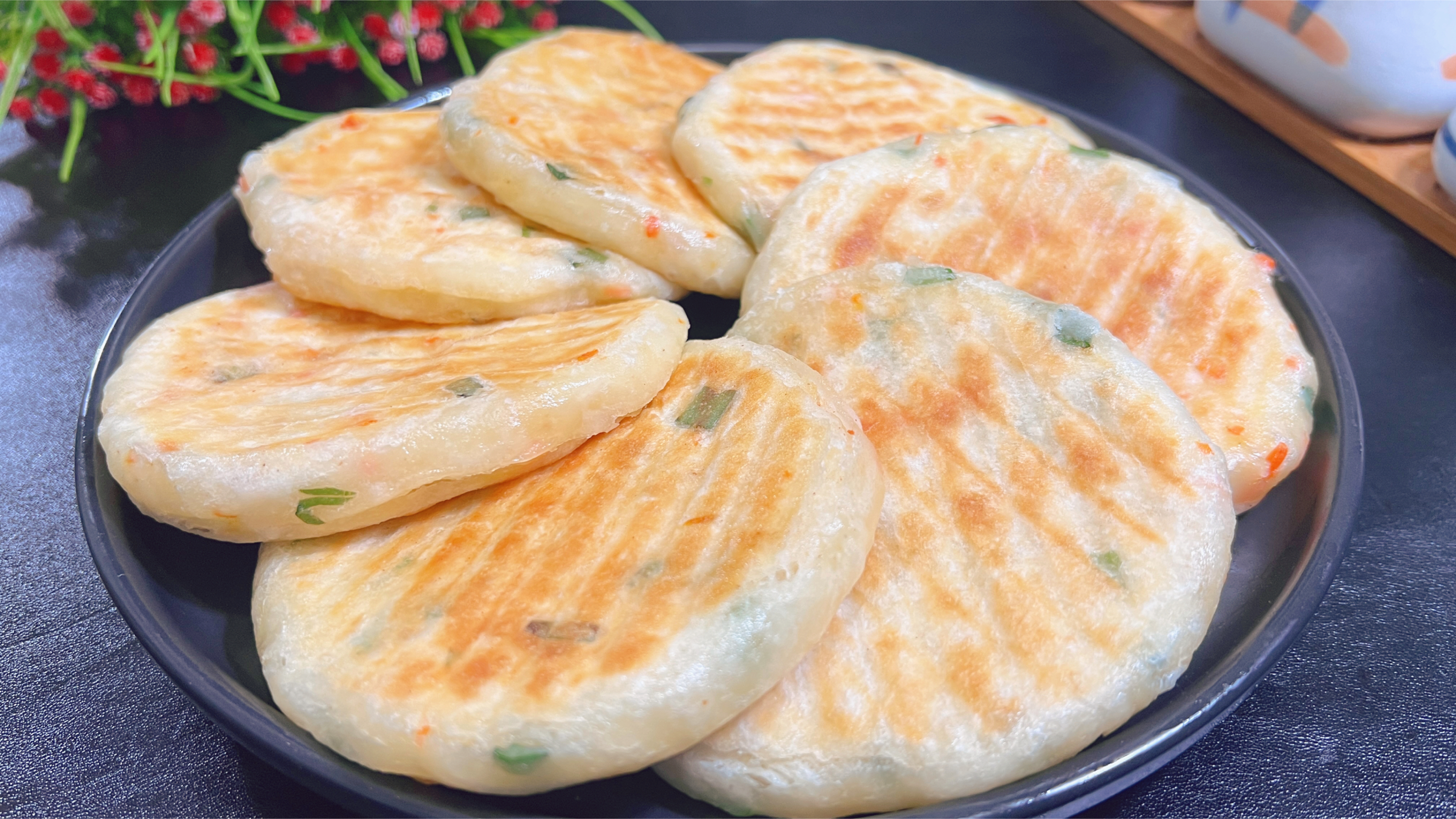 早餐试试发面葱花饼,比包子简单比油条健康,筷子一搅好吃不油腻