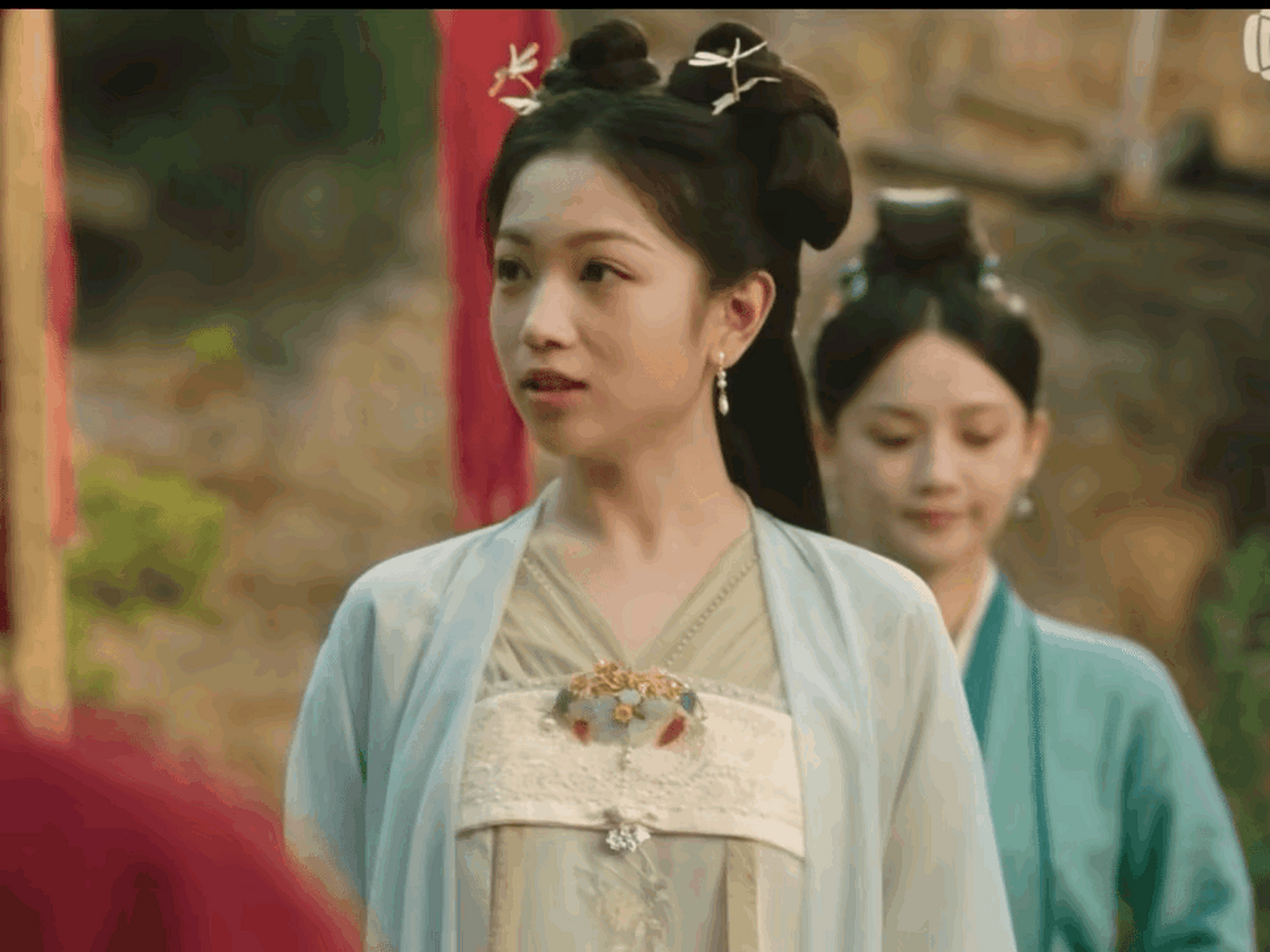 《长相思》阿念戴的蜻蜓发夹,让我想起了小时候的蝴蝶发夹,一晃一晃的