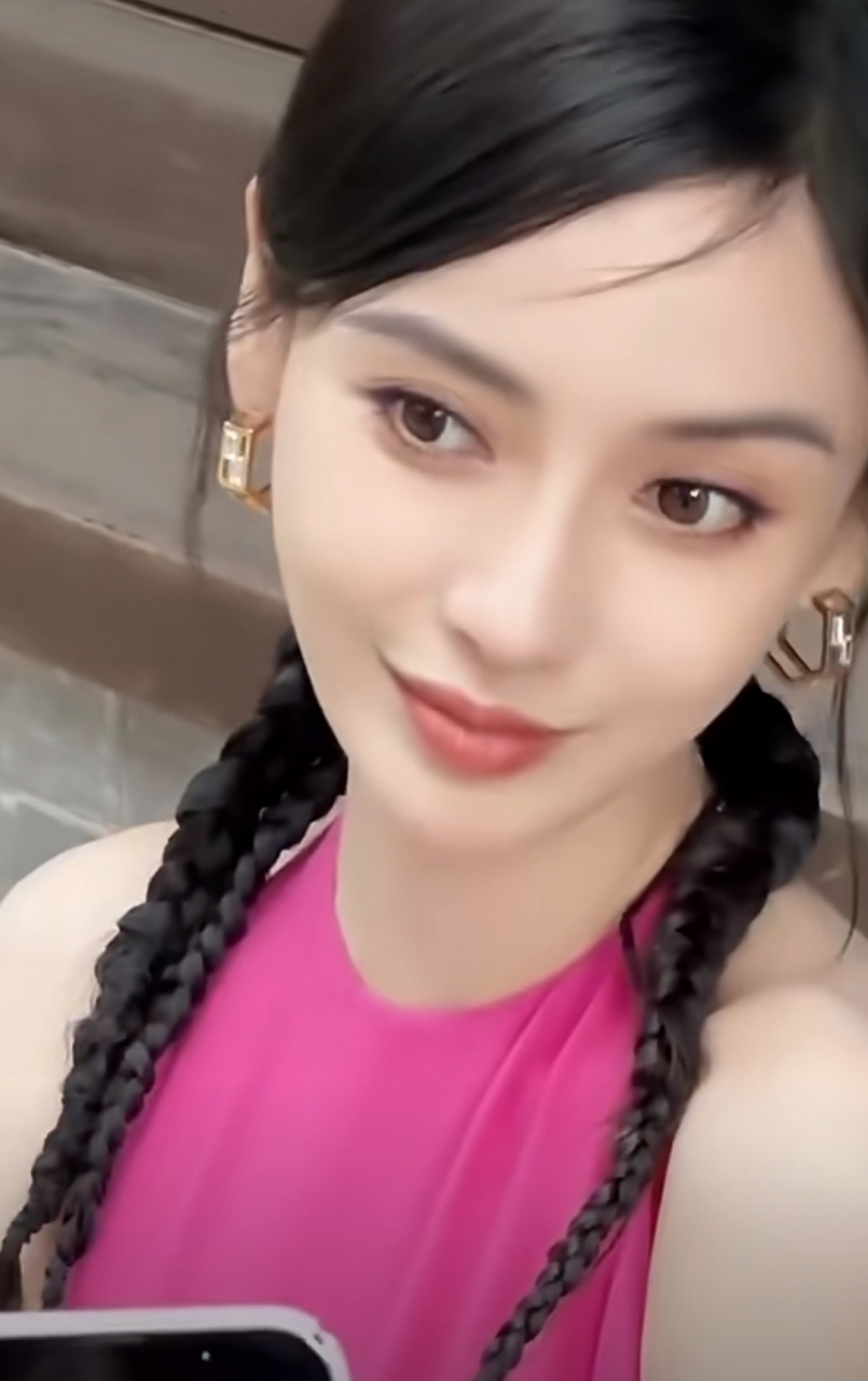 工作人员用原相机拍的angelababy,脸型特别小,五官也很立体,多个角度