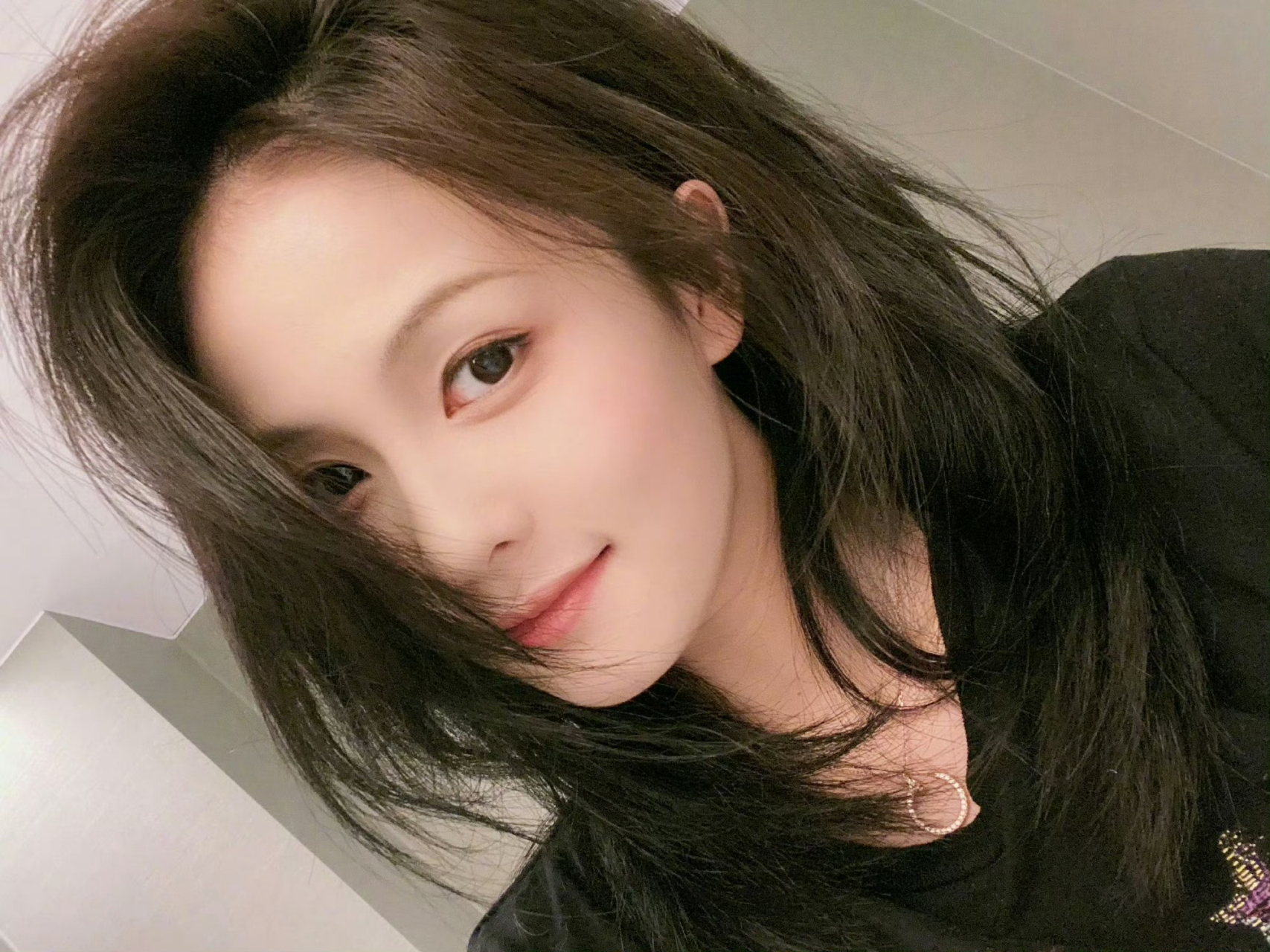 白鹿美照# 今日份白鹿自拍美照,真的各种角度都很美呀[打call][打