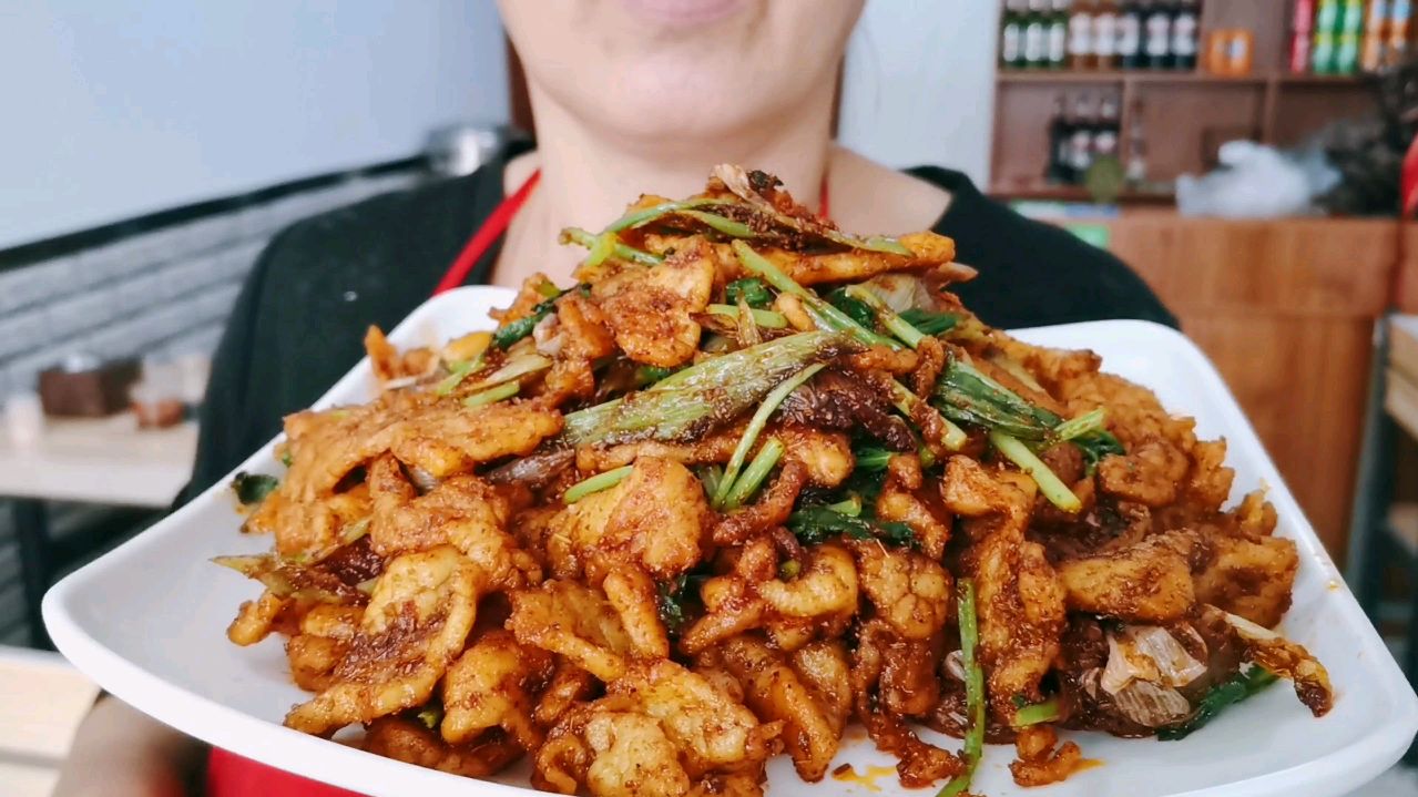 看看饭店的新疆爆肉怎么炒,肉质鲜嫩,味道纯正,比烧烤好吃多了