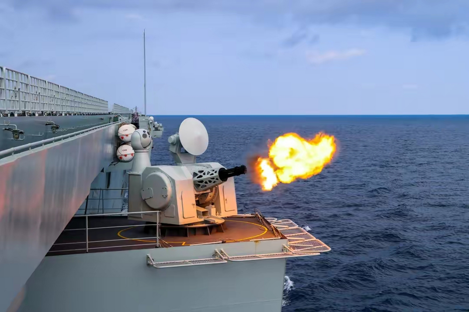 演训中对海射击的海南舰,越来越雄姿英发,虎虎生威!