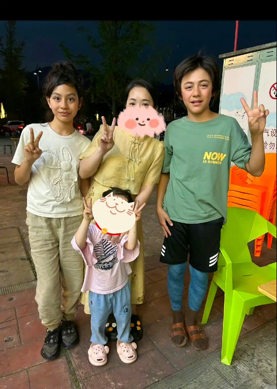 网友偶遇刘烨孩子诺一,霓娜,兄妹俩已经这么高了,俩孩子真是遗传了