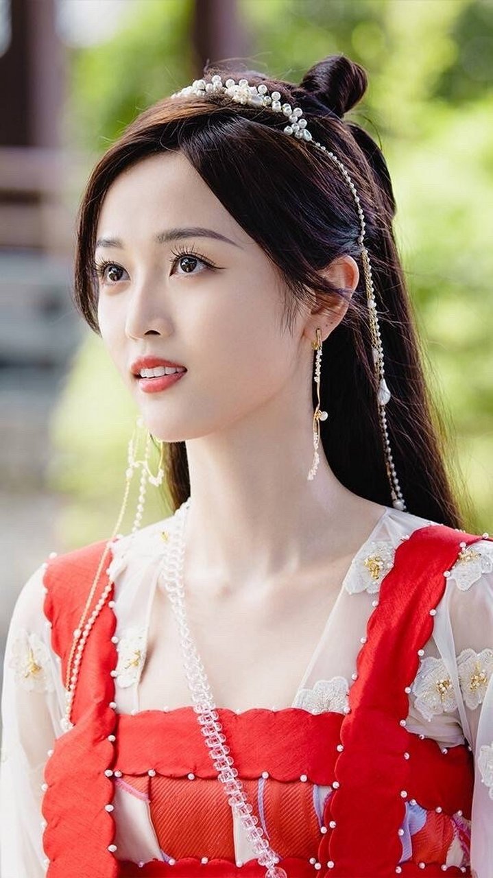 吴宣仪狐妖小红娘的造型跟她之前的造型都好像啊…怎么每部剧都是散着