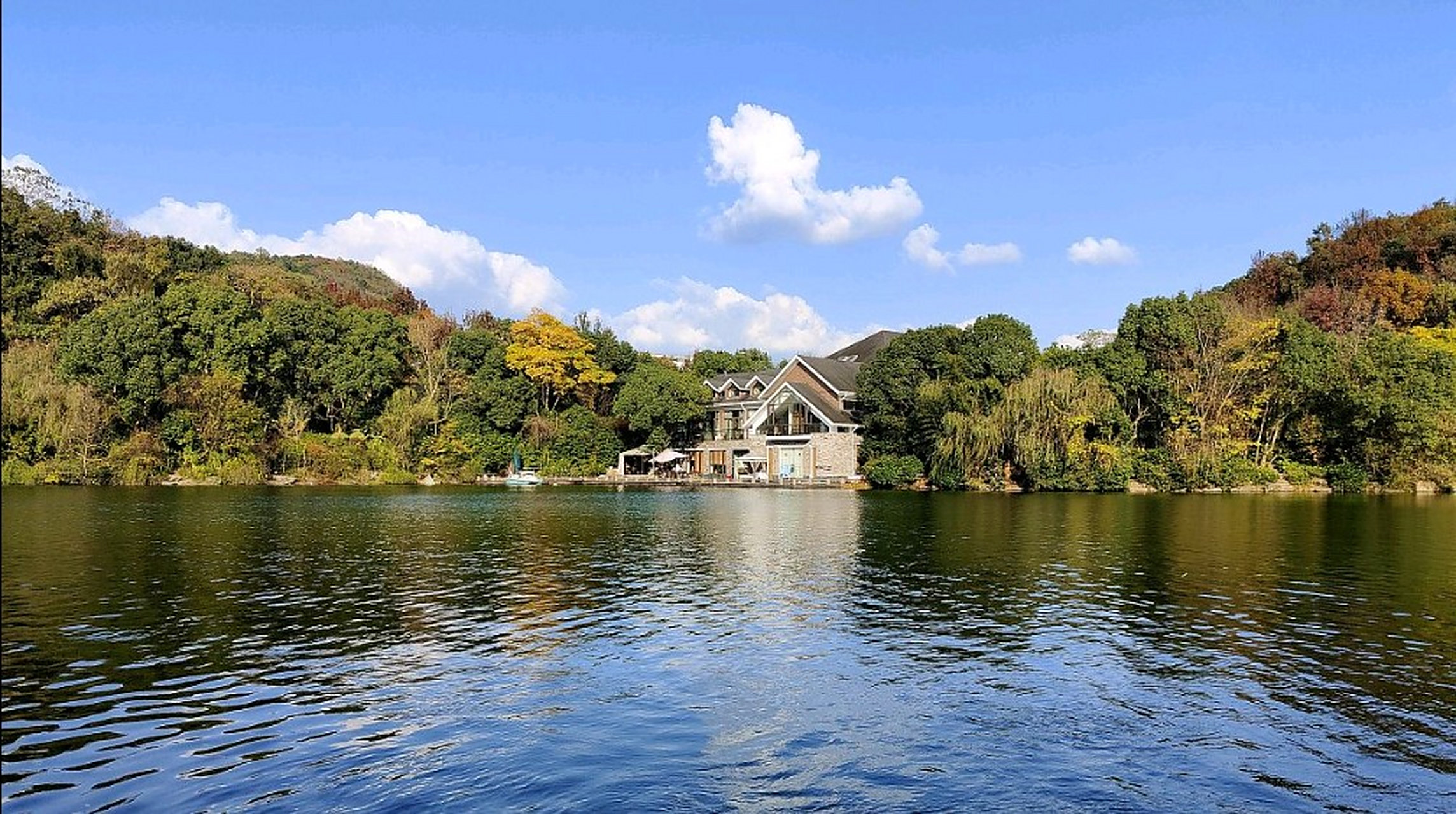 杭州半山国家森林公园位于浙江省杭州市拱墅区东北部半山街道境内,地