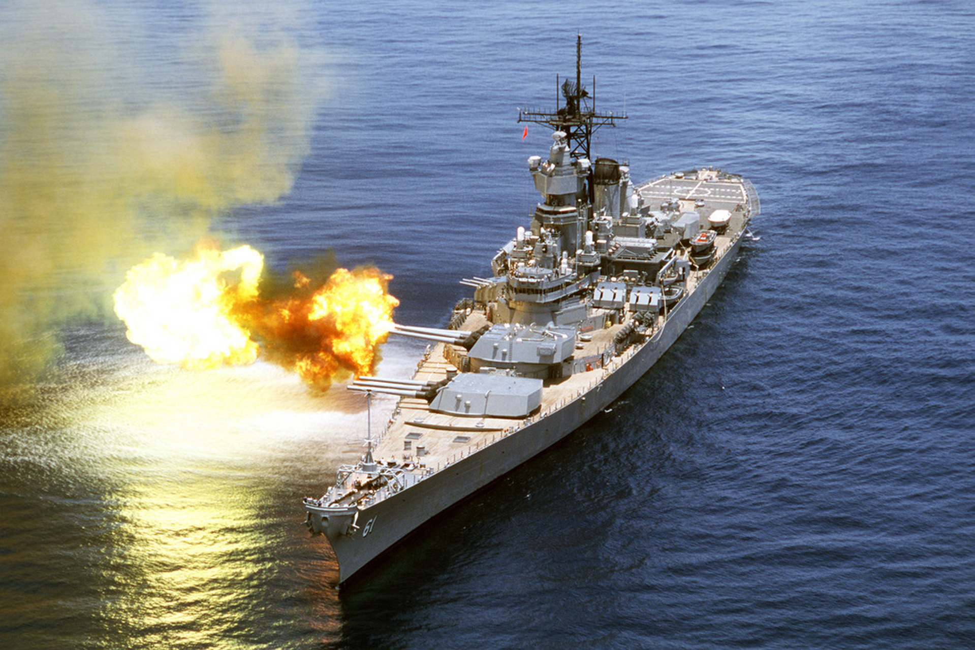 美国海军末代战列舰衣爱华号三联装主炮射击集锦