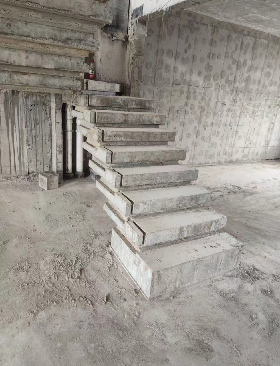 中午去工地送料,又看到了一户业主选择叠岩楼梯!