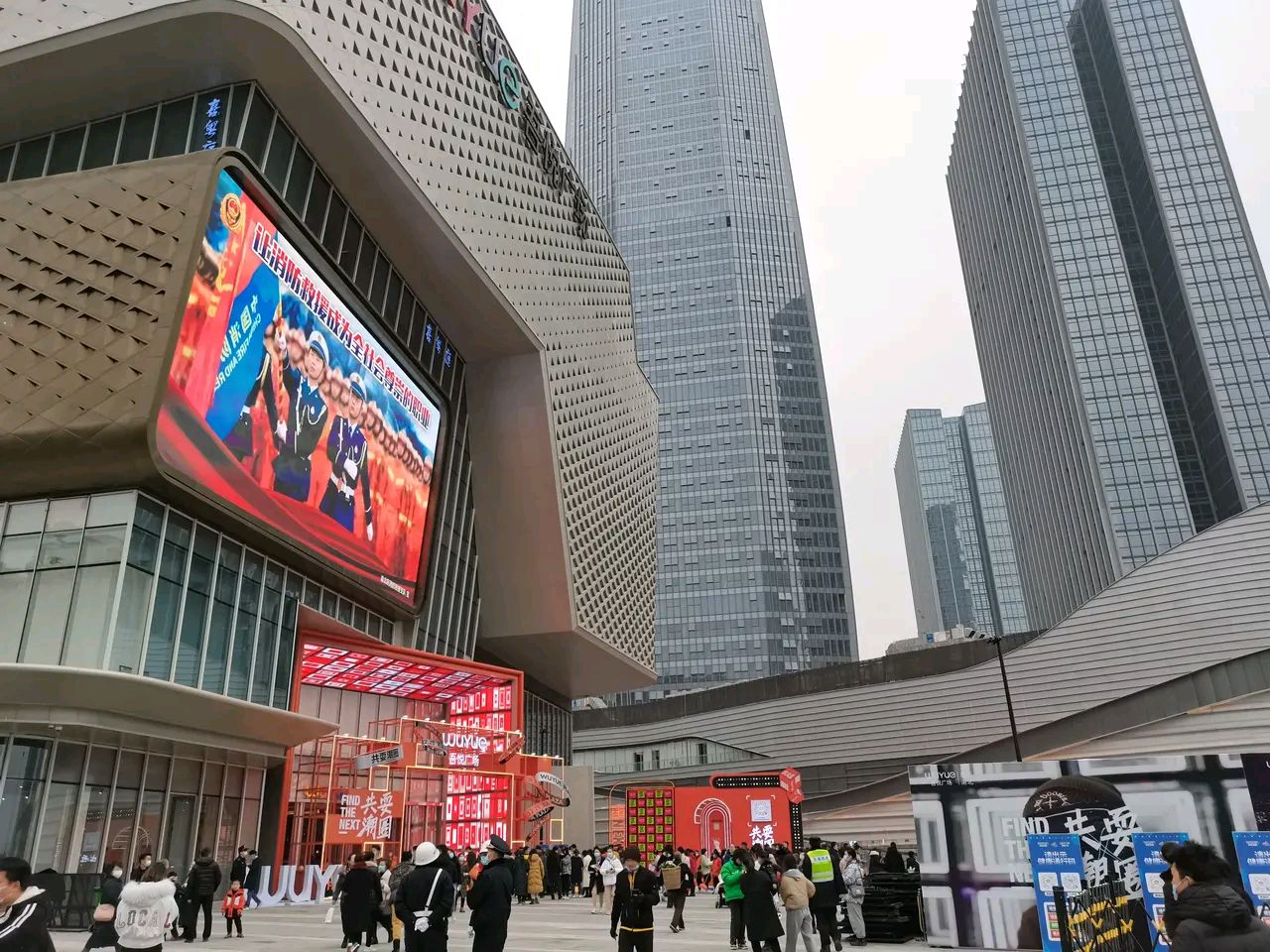 重庆渝北两江商业中心中央公园吾悦广场开业究竟能坚持多久