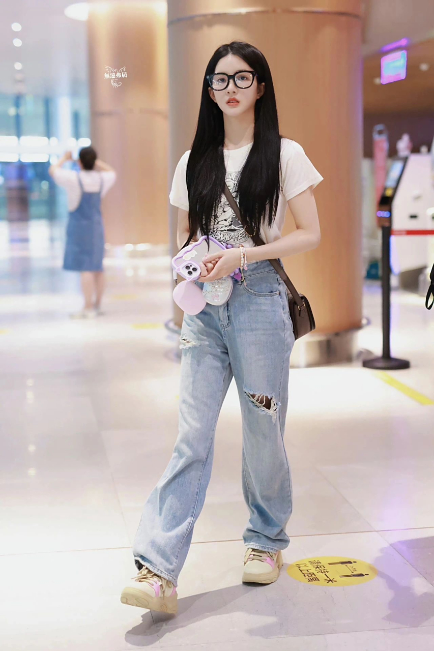 时尚穿搭# #明星穿搭# 刘些宁的穿搭,这套很适合出街