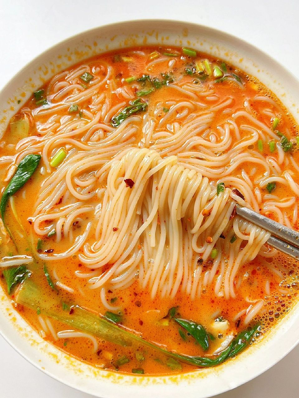 准备食材:小麦冷面250g左右,香菜(可不放),辣白菜,蒜末,葱