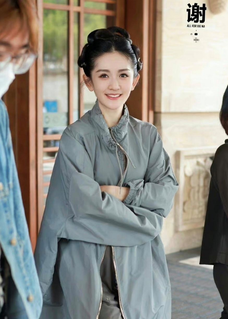 不得不说,谢娜真是越来越年轻,越来越漂亮了.小伙伴们,你们觉得呢?