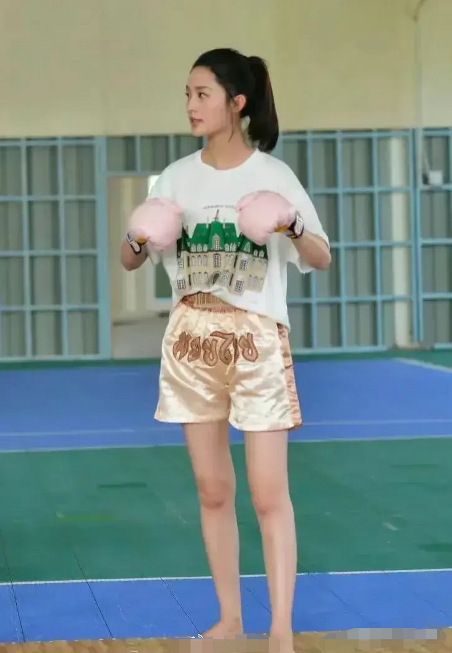 才发现李沁的腿型竟然没有脚脖子,多少人是同款腿型[偷笑]?