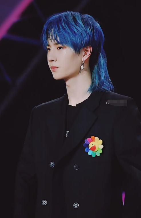 王一博出来炸街了!这白金狼尾发型配黑色外套,也太酷了