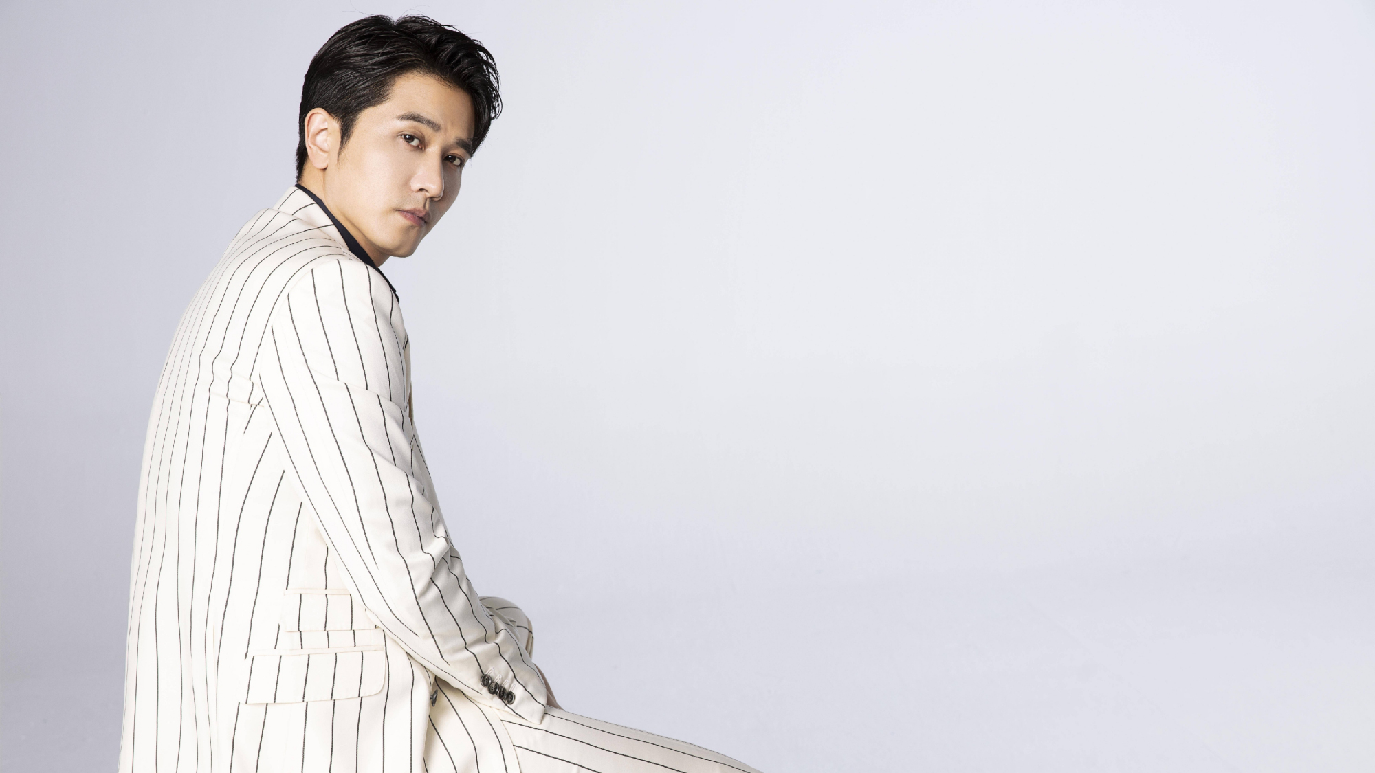 演员彭冠英,在影视剧中多次饰演霸道总裁,来看穿西装的帅哥