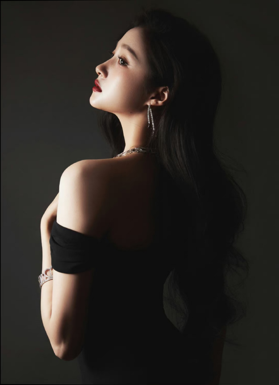 #关晓彤# 黑色一字肩抹胸长裙,窈窕身材,珠光宝气,明艳夺目