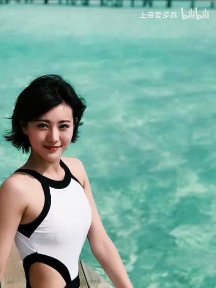 牟星泳装 眼睛好大