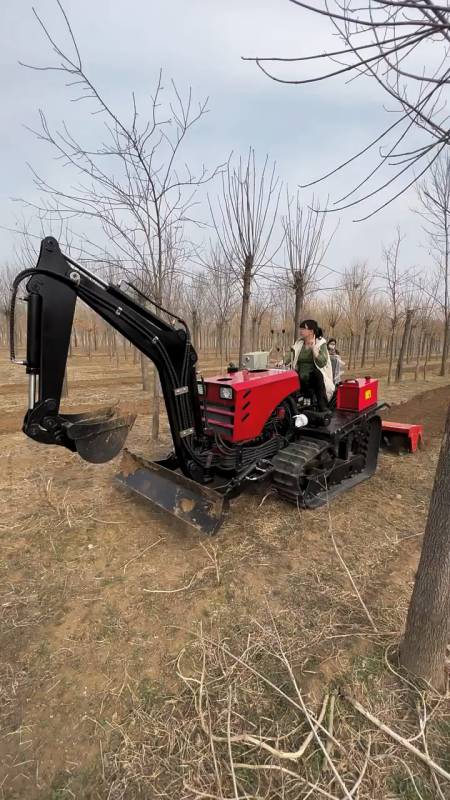 履带式拖拉机,前面假装推土铲,三点悬挂带多种工具-度小视