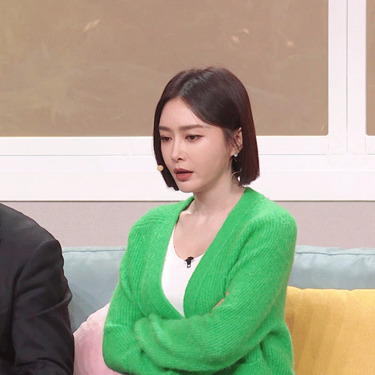 秦岚在兔年春晚小品中的一套穿搭美上热搜啦!