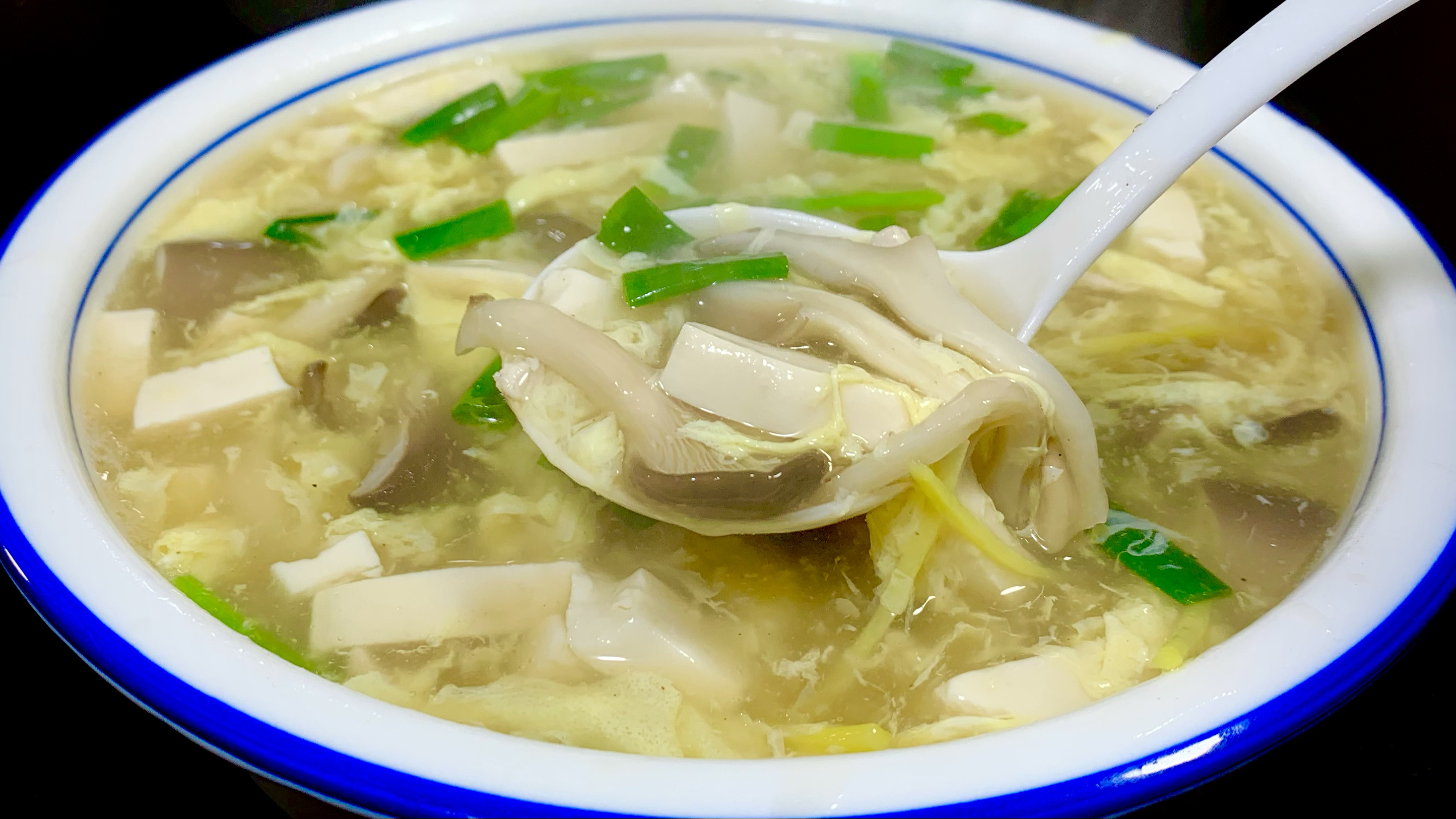 蘑菇豆腐肉丝三鲜汤好喝有技巧,教你一招,清淡营养,非常美味