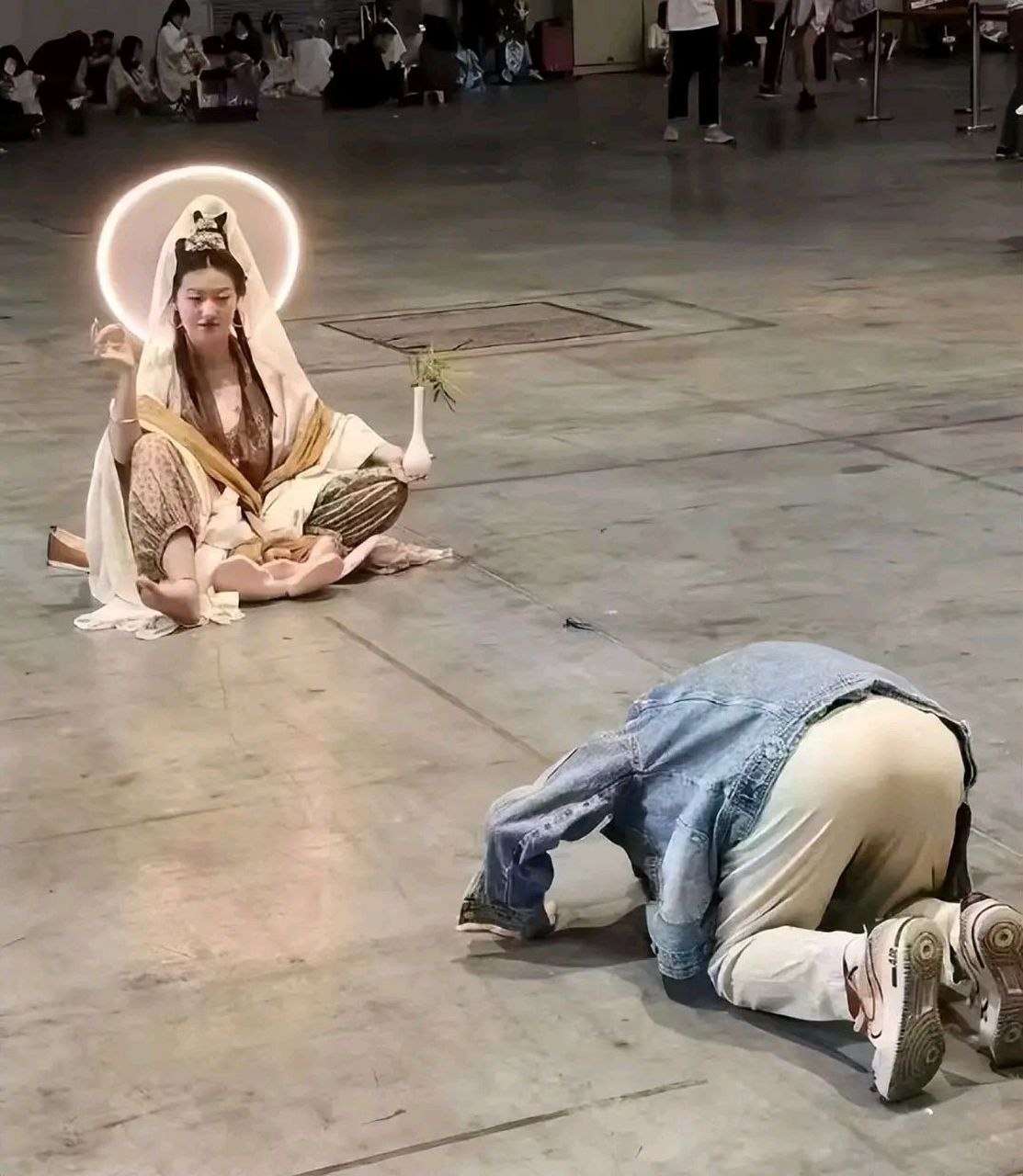 观音菩萨,拜观音 真人真事,居然有人给观音菩萨扮演者下跪了.