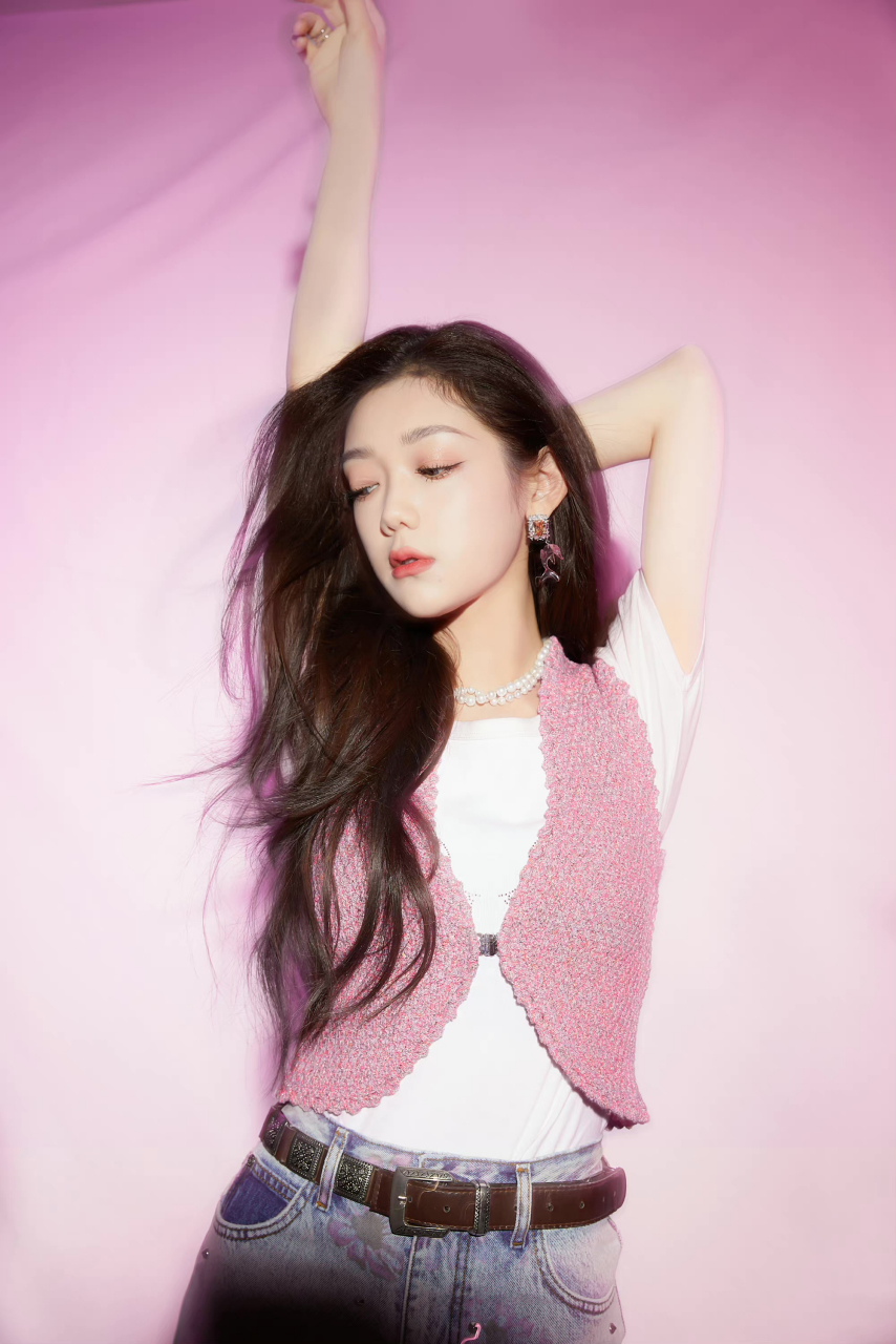 容貌姣好,身材苗条