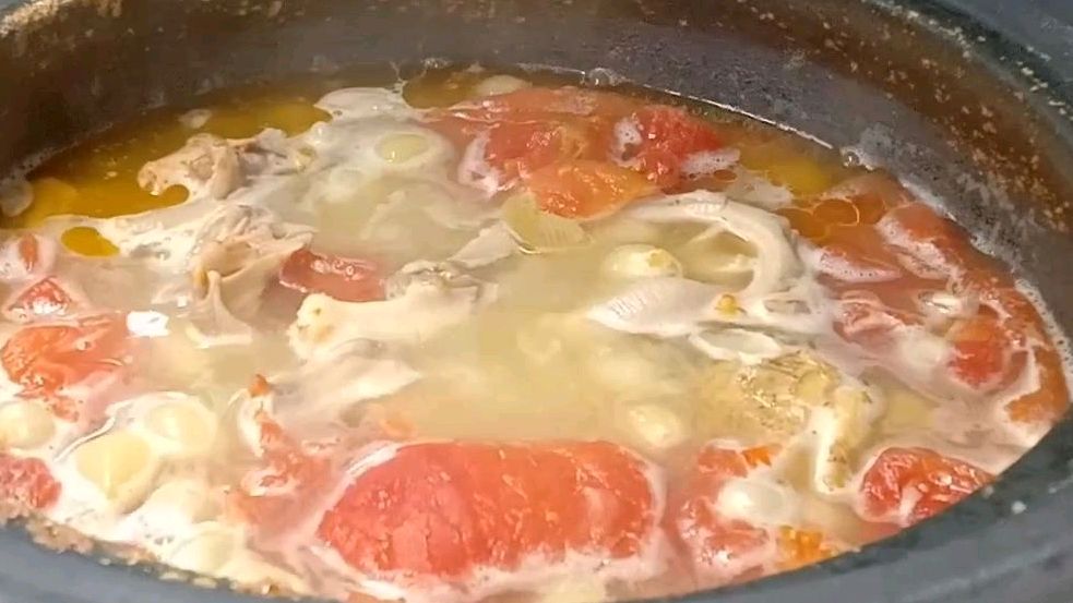 番茄苦藠炖鸭脚汤,夏季吃清热解毒,汤浓汁鲜美安逸巴适