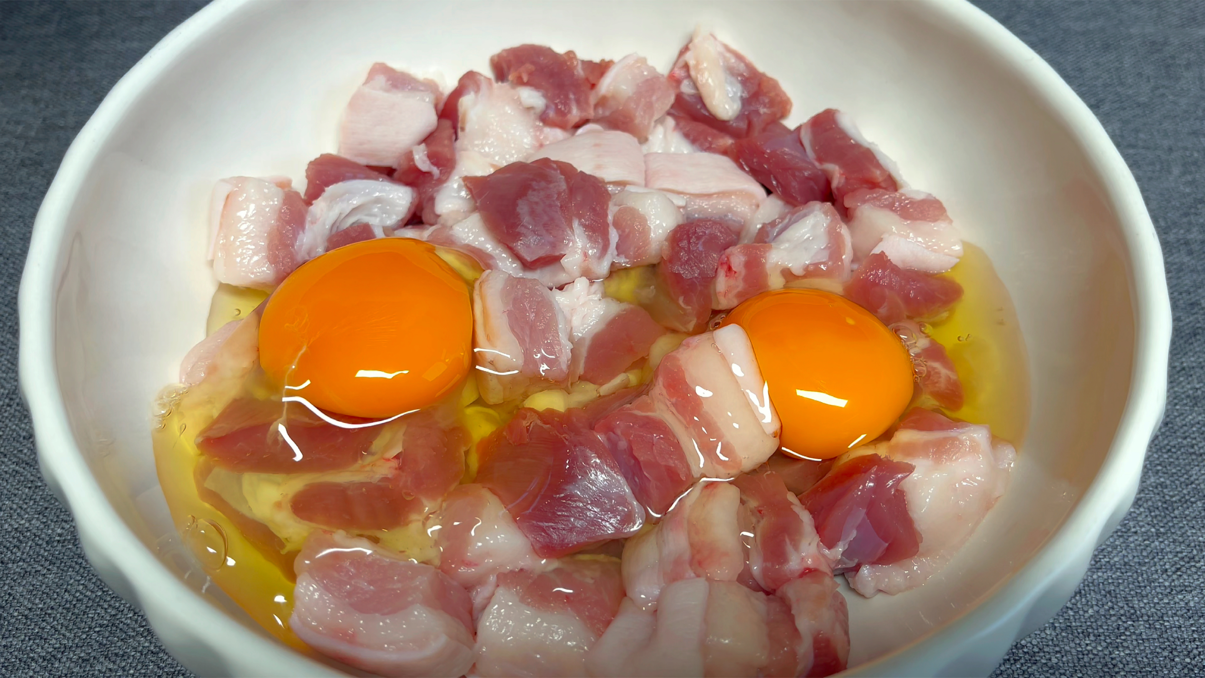 五花肉中打入2颗鸡蛋,这才是简单又好吃的做法,比红烧肉还下饭
