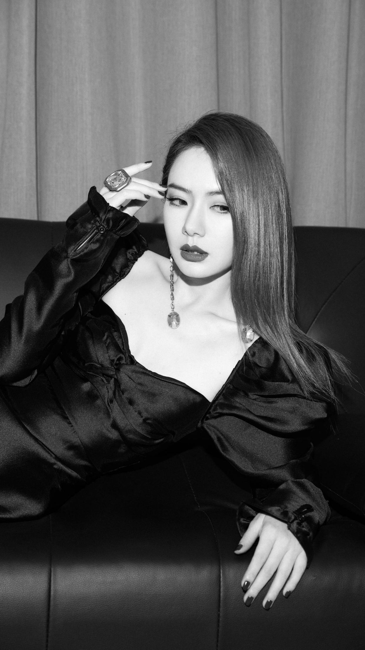 演员戚薇,造型百变,可盐可甜的大姐姐,看她美美的照片把