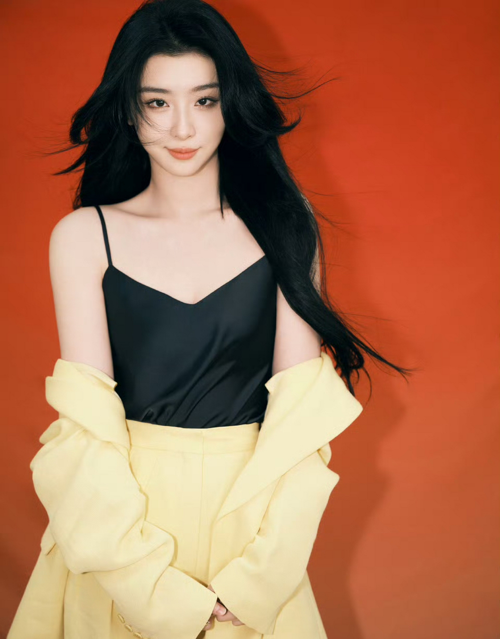 微性感的赵小棠 黑色吊带搭配淡黄色西服套装,搭配的鞋子是一双银色