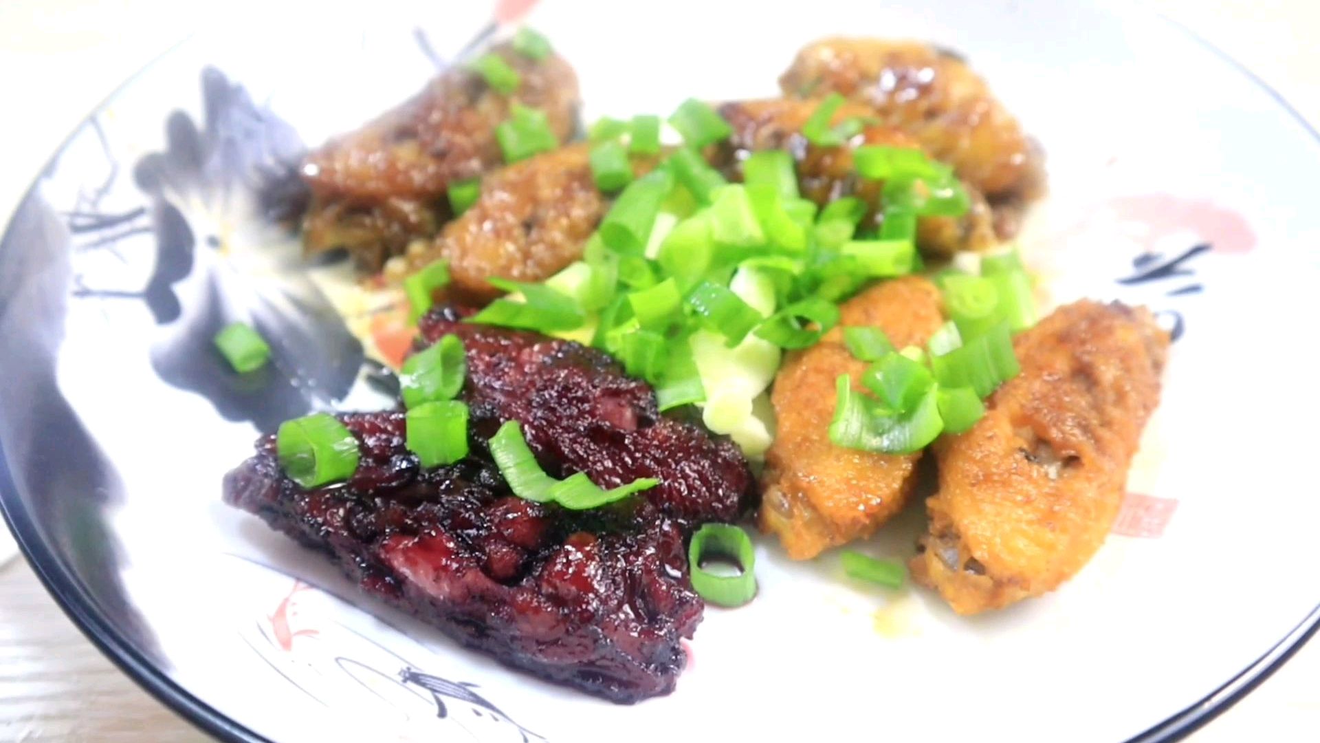 食欲满满的鸡翅四拼盘,起名恶魔鸡翅。肚子饿的时候点进来看看