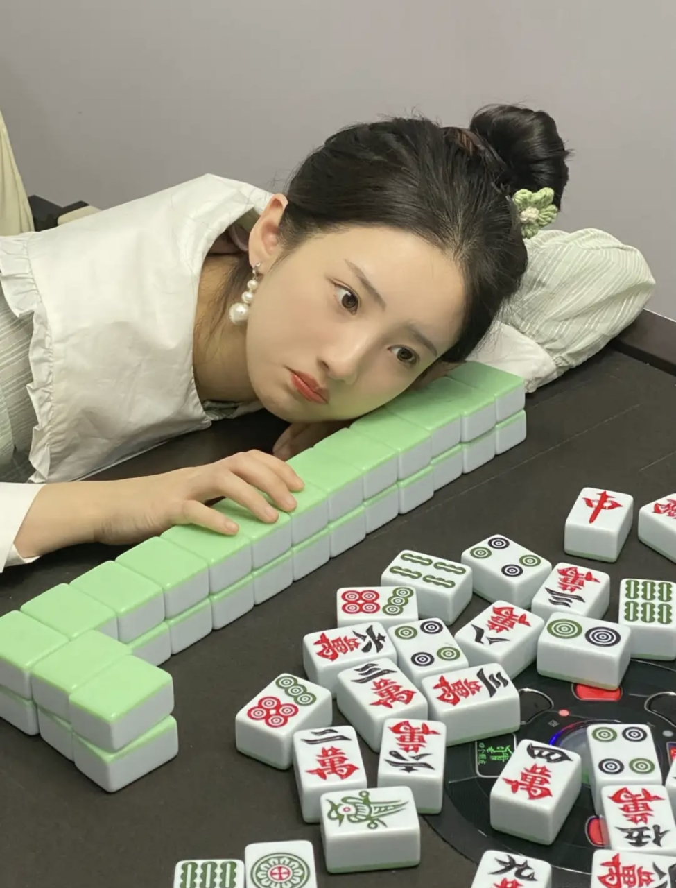 头一次见这么漂亮的麻将西施美女,要是广大网友们估计都不会舍得赢她