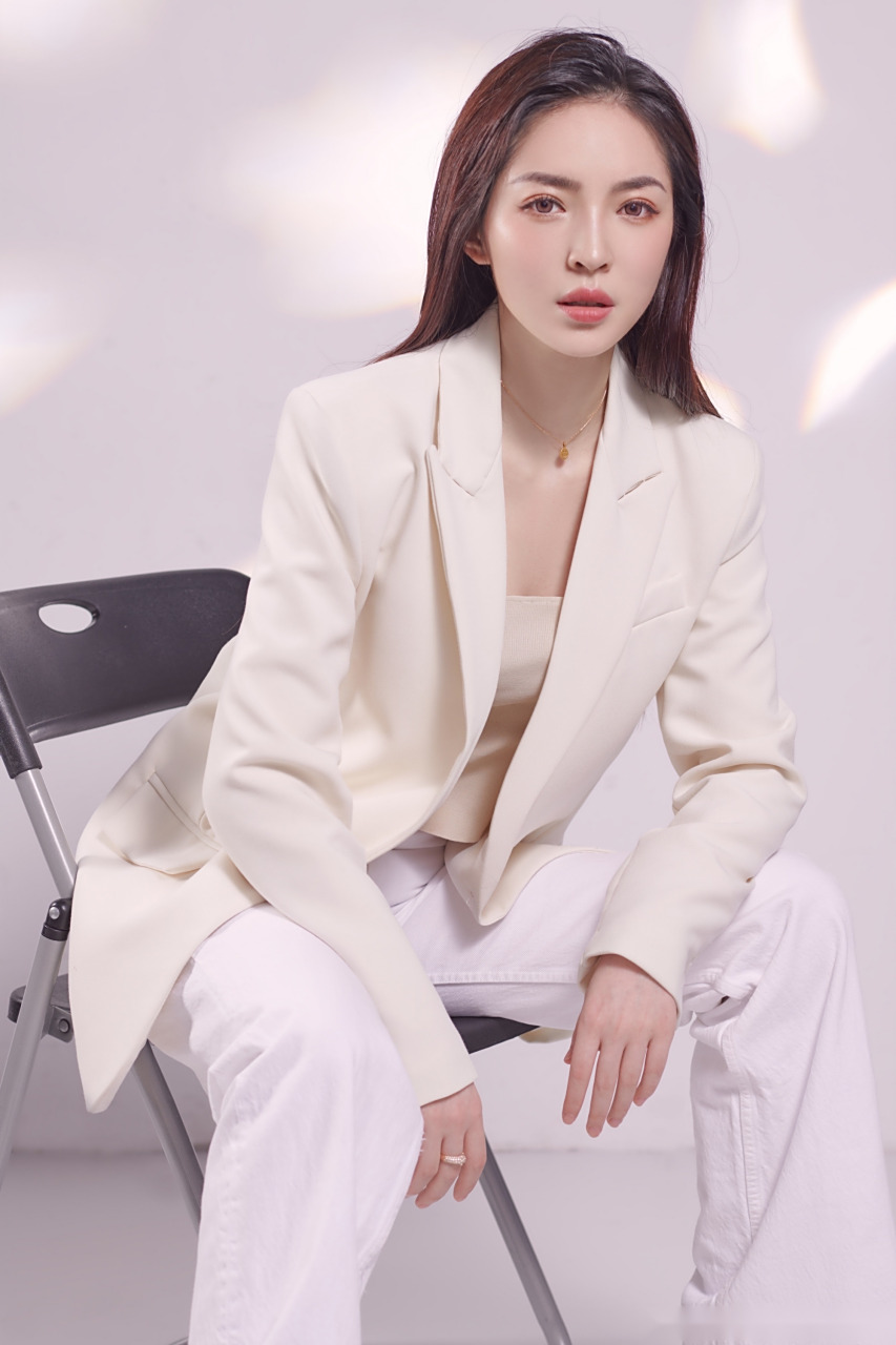 美女裁判王钟瑶面容清秀,五官精致,腰若柳枝,身材惹火.