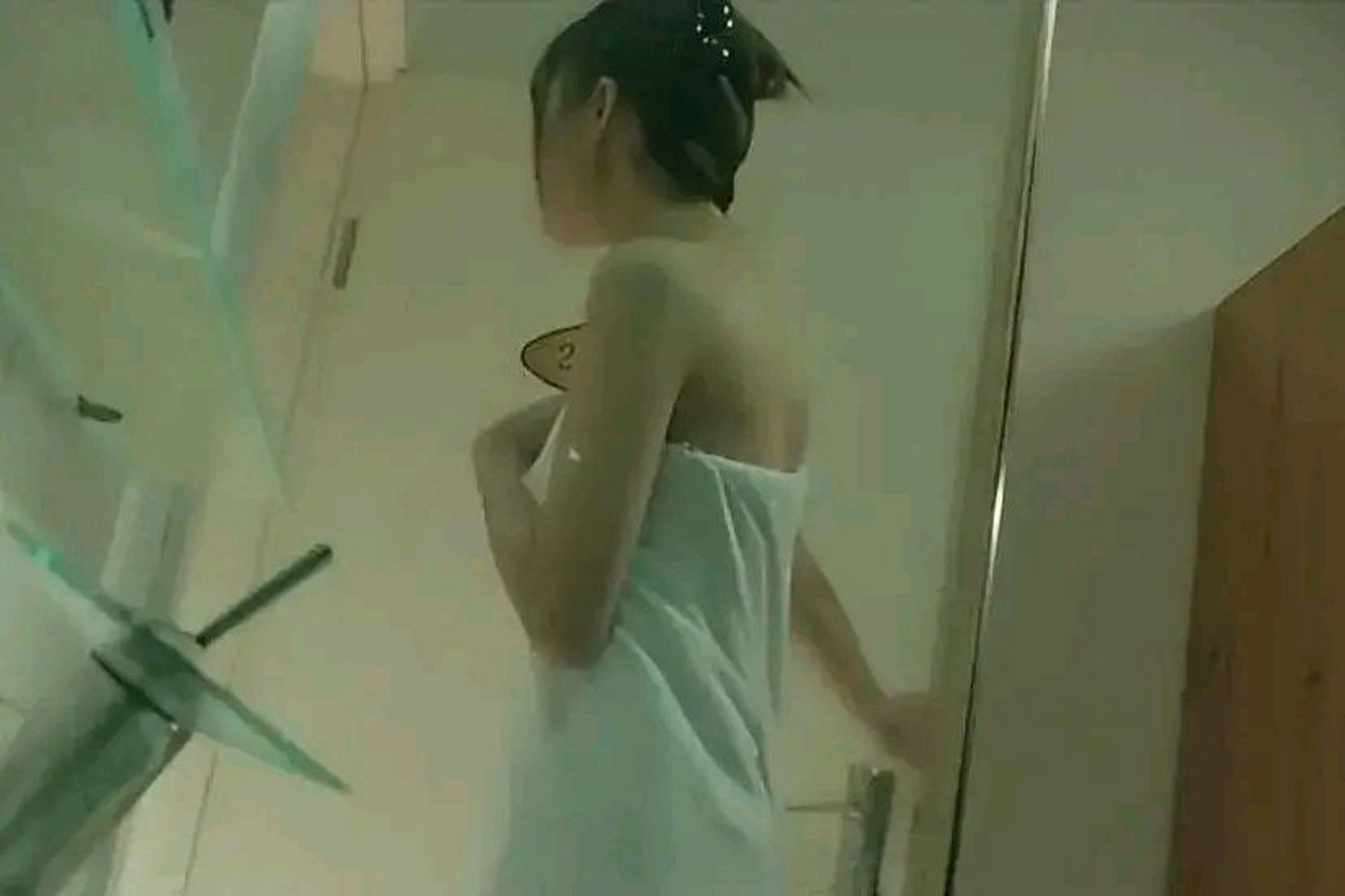 广西南宁,一名少妇在合租房中洗澡时,一名男子误闯进来.