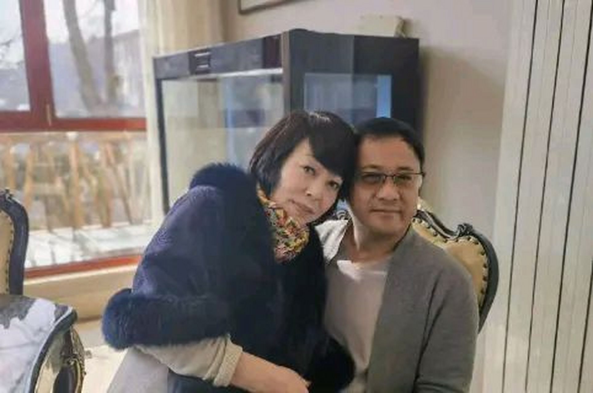 50岁北京富婆李巧林冒着生命危险,为小19岁丈夫苏建军生了三胞胎,这段