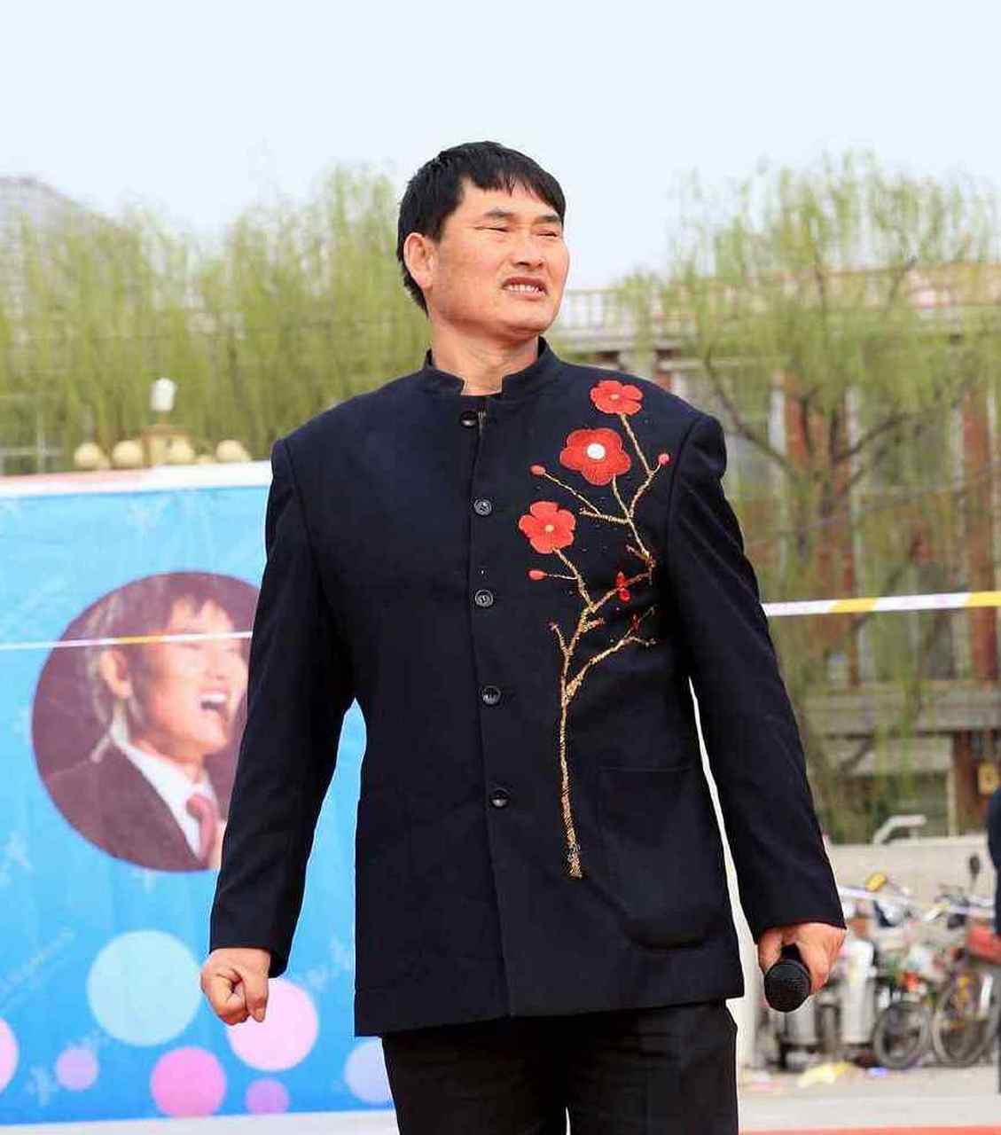 知名主持人蒋大为不屑地说:"一个农民,没什么了不起.