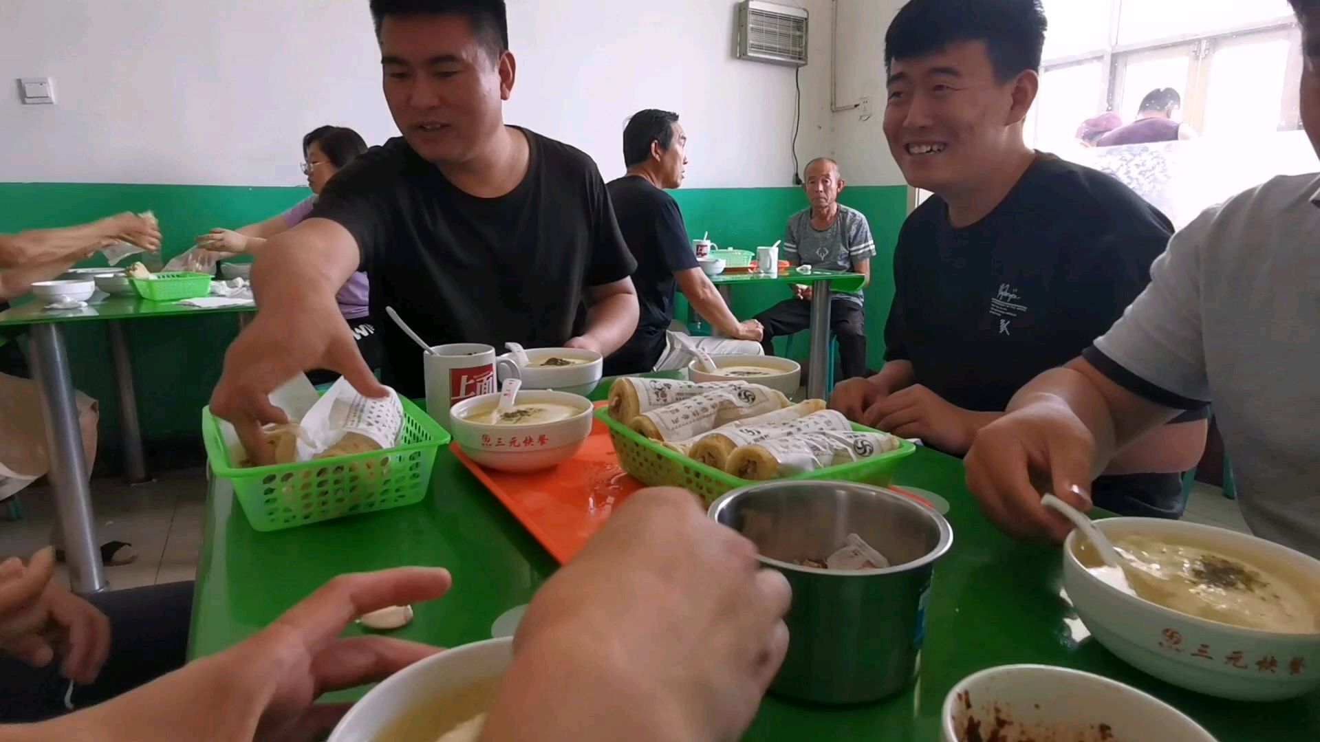 到衡水枣强,和小伙伴一起吃15元的饼卷熏肉,午餐简单吃完舒坦!