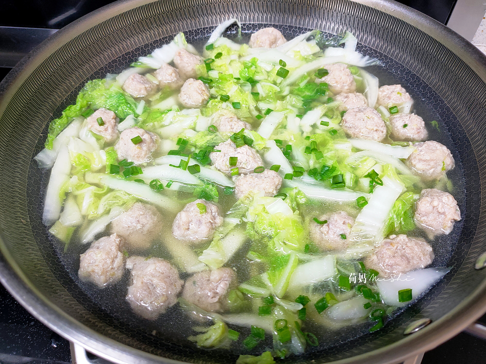 天冷了,给孩子煮一锅大白菜肉丸汤,汤鲜肉嫩,营养又美味!