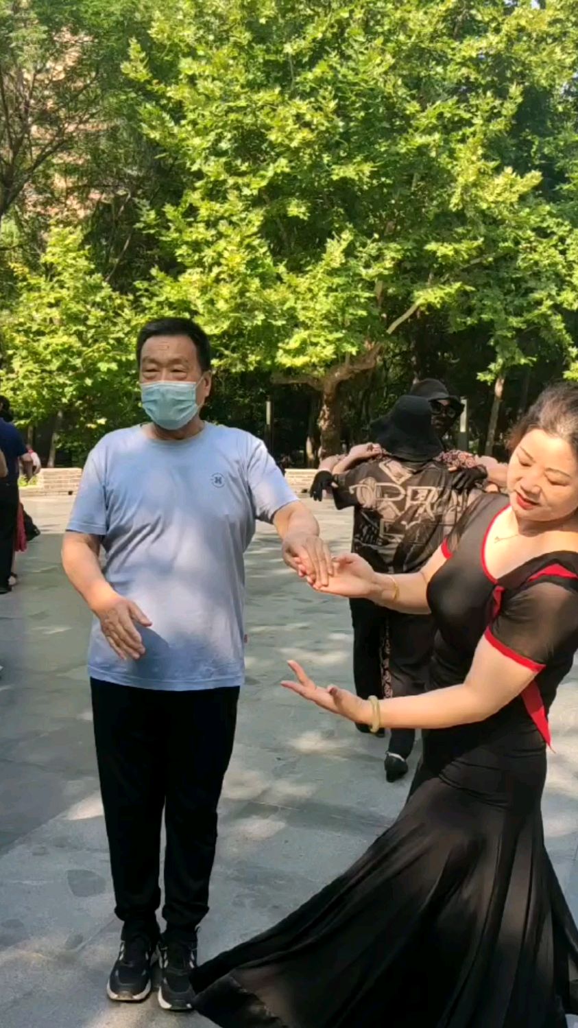 西安75岁大爷爱跳广场舞舞姿潇洒舞步轻松身手灵活